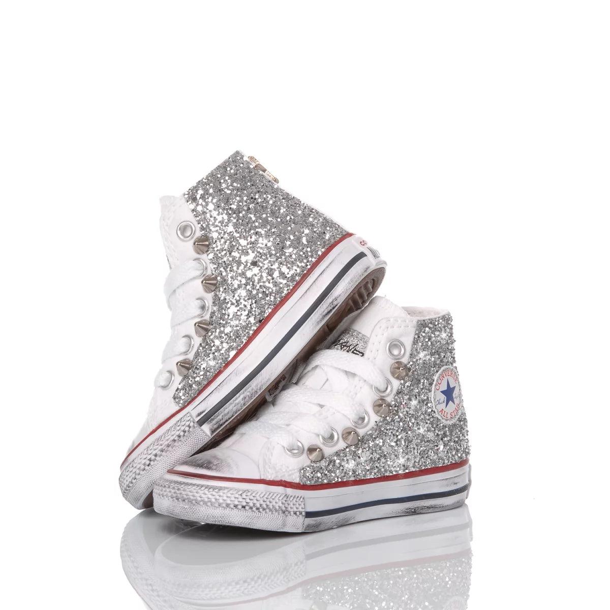 Sneakers bianche con glitter argento, ideali per look premaman alla moda.