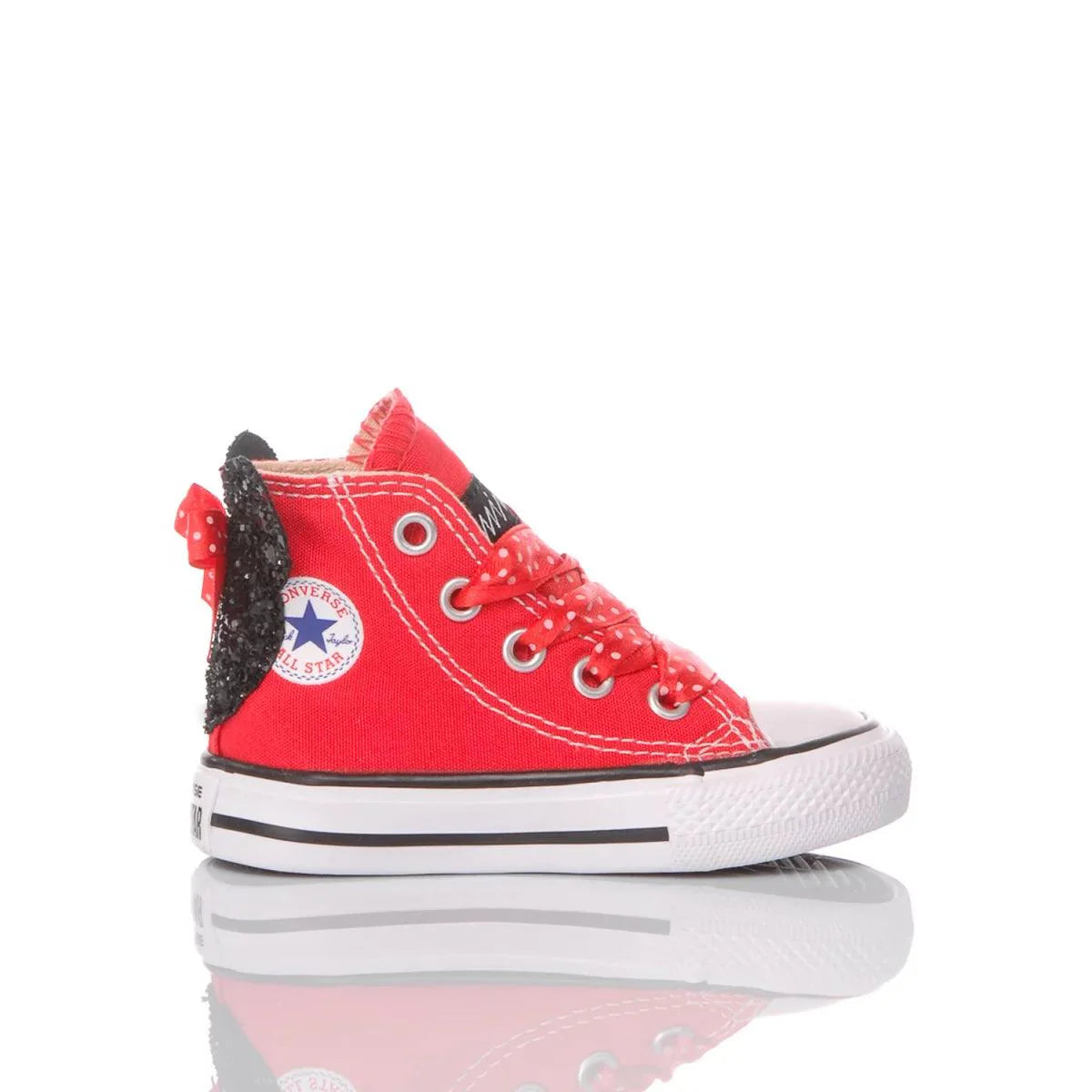 Scarpa rossa per bambini, stile sneaker, ideale per outfit premaman e maternità eleganti.