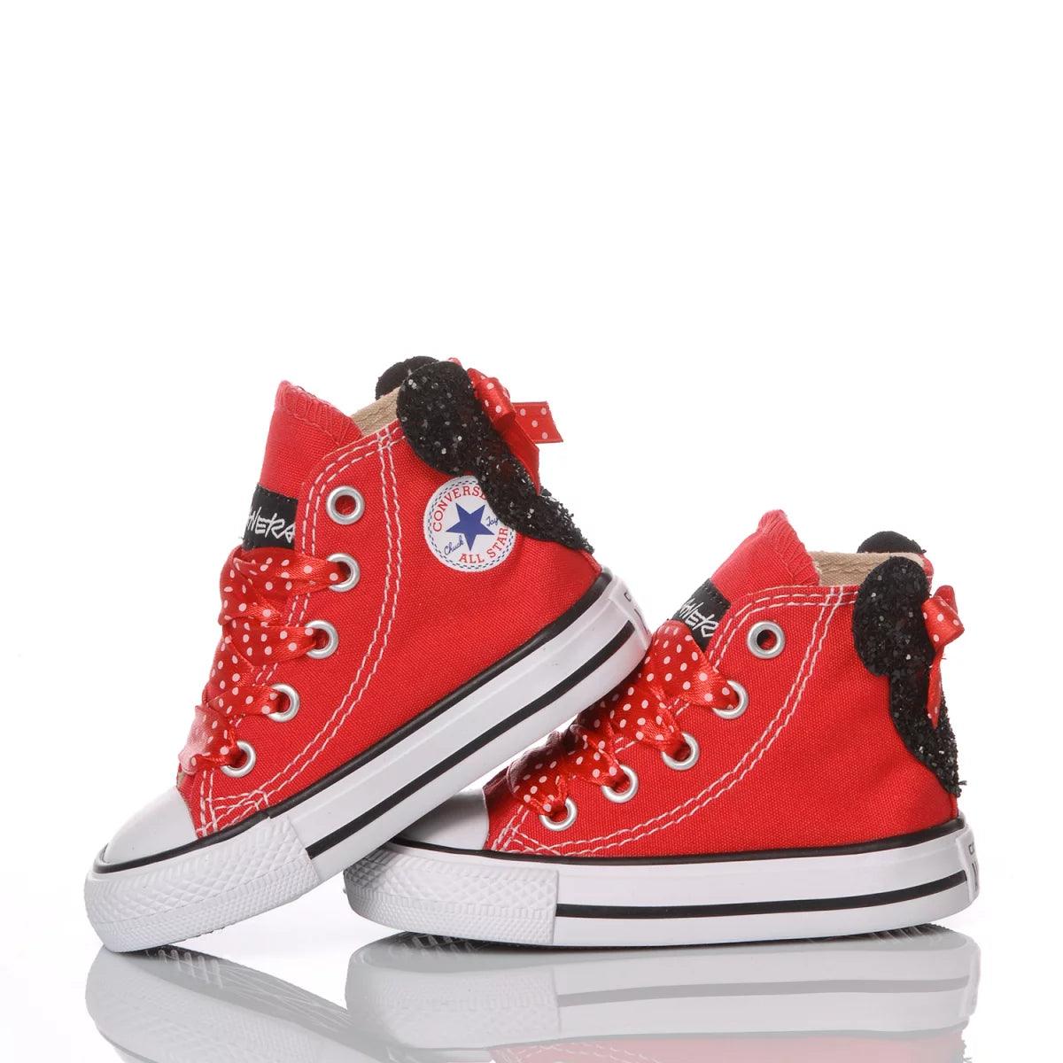 Scarpe rosse per bambini con dettagli a pois, ideali per abbigliamento premaman e neonato