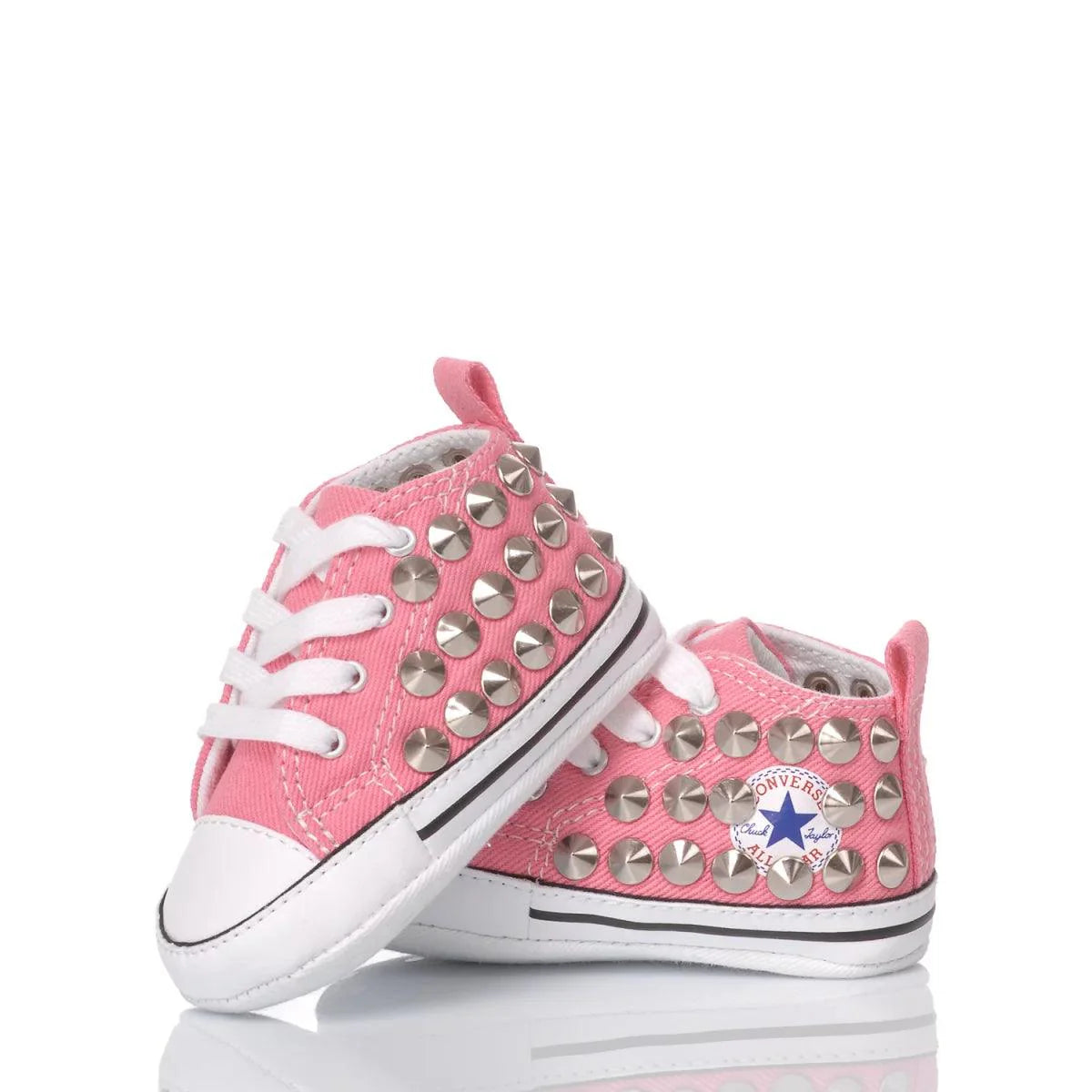 Scarpe premaman neonata rosa con borchie, ideali per look di abbigliamento premaman alla moda.