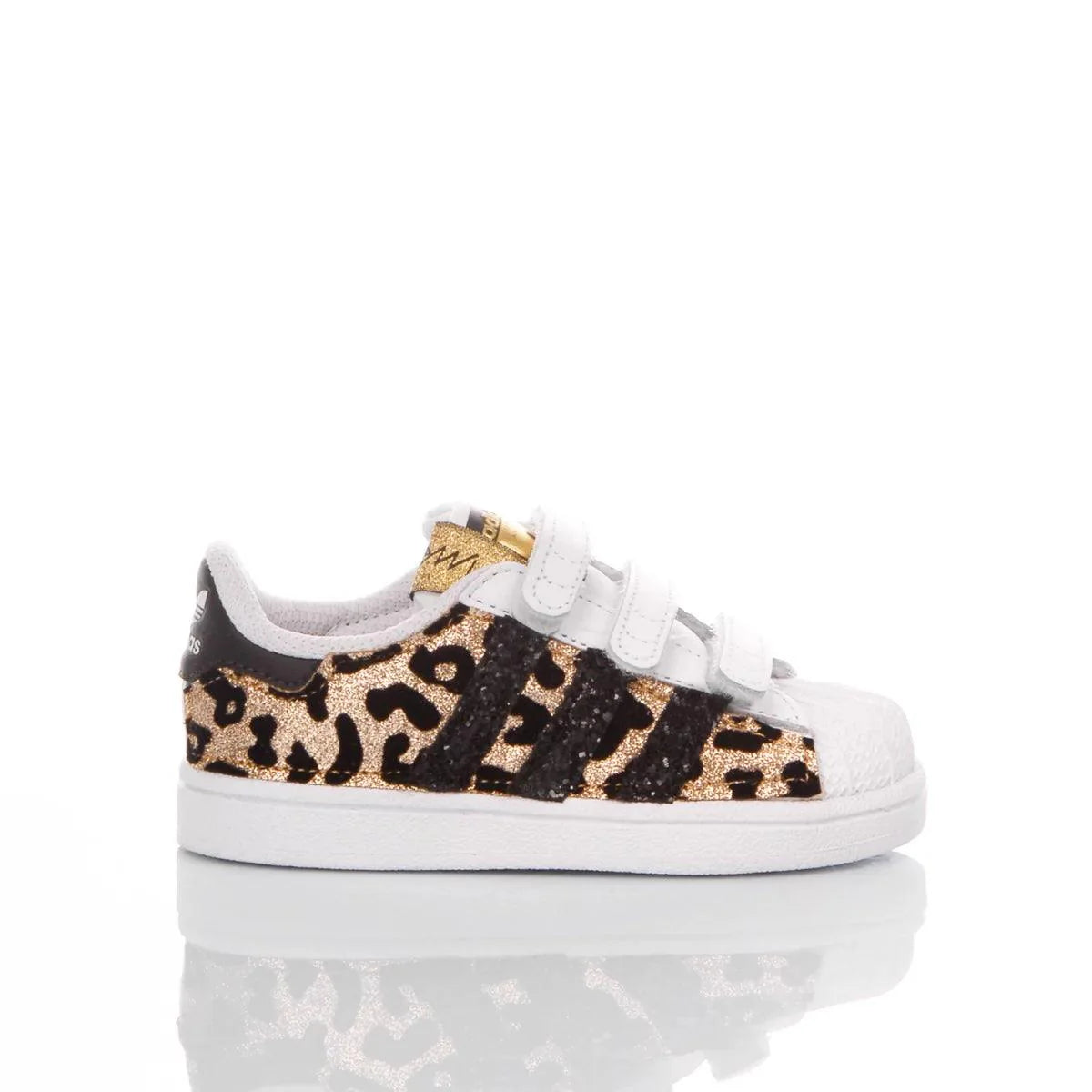 Scarpa bimbo animalier oro e nero, perfetta per outfit premaman trendy e comodi.