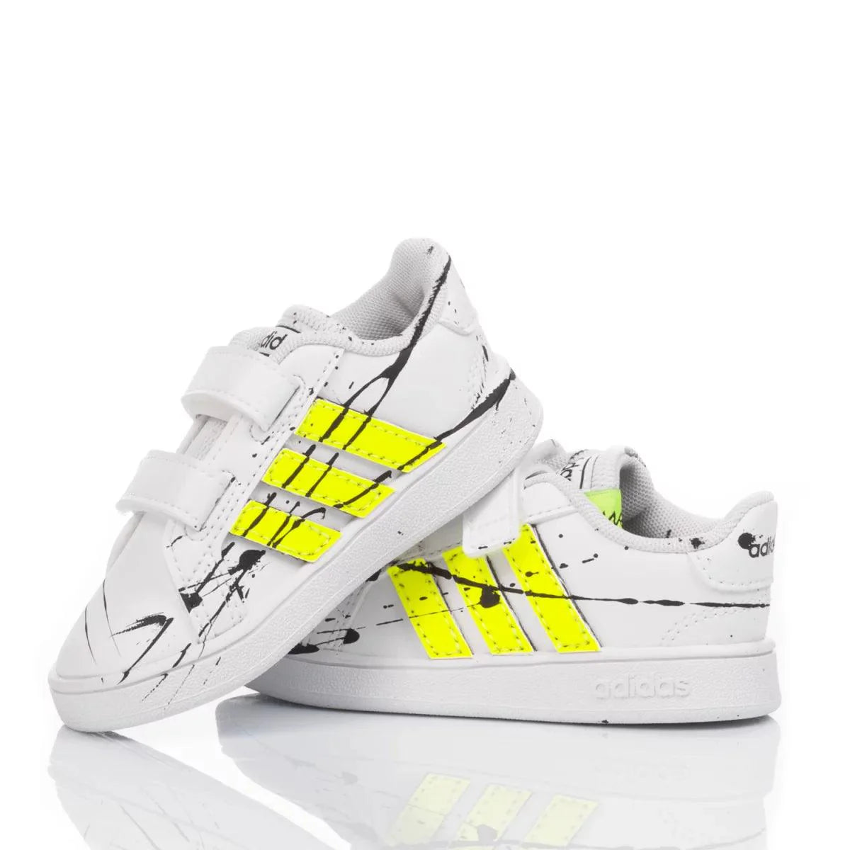 Scarpe da ginnastica bianche da bambino con dettagli giallo fluo e chiusura a strappo