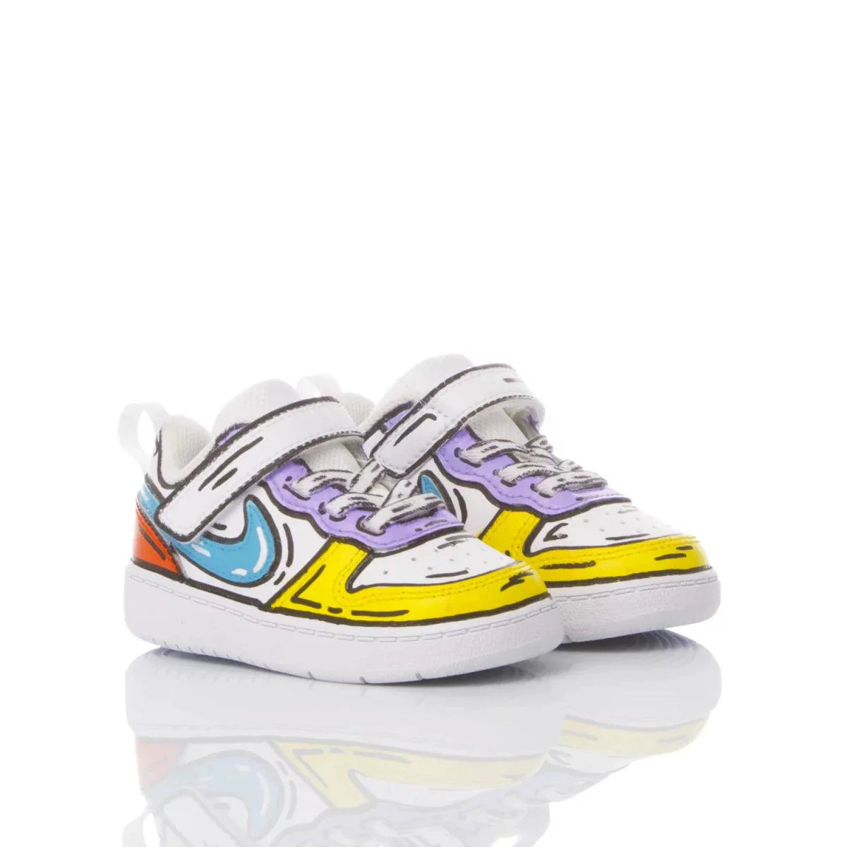 Scarpe neonato colorate con dettagli fumetto, ideali per abbigliamento premaman trendy.