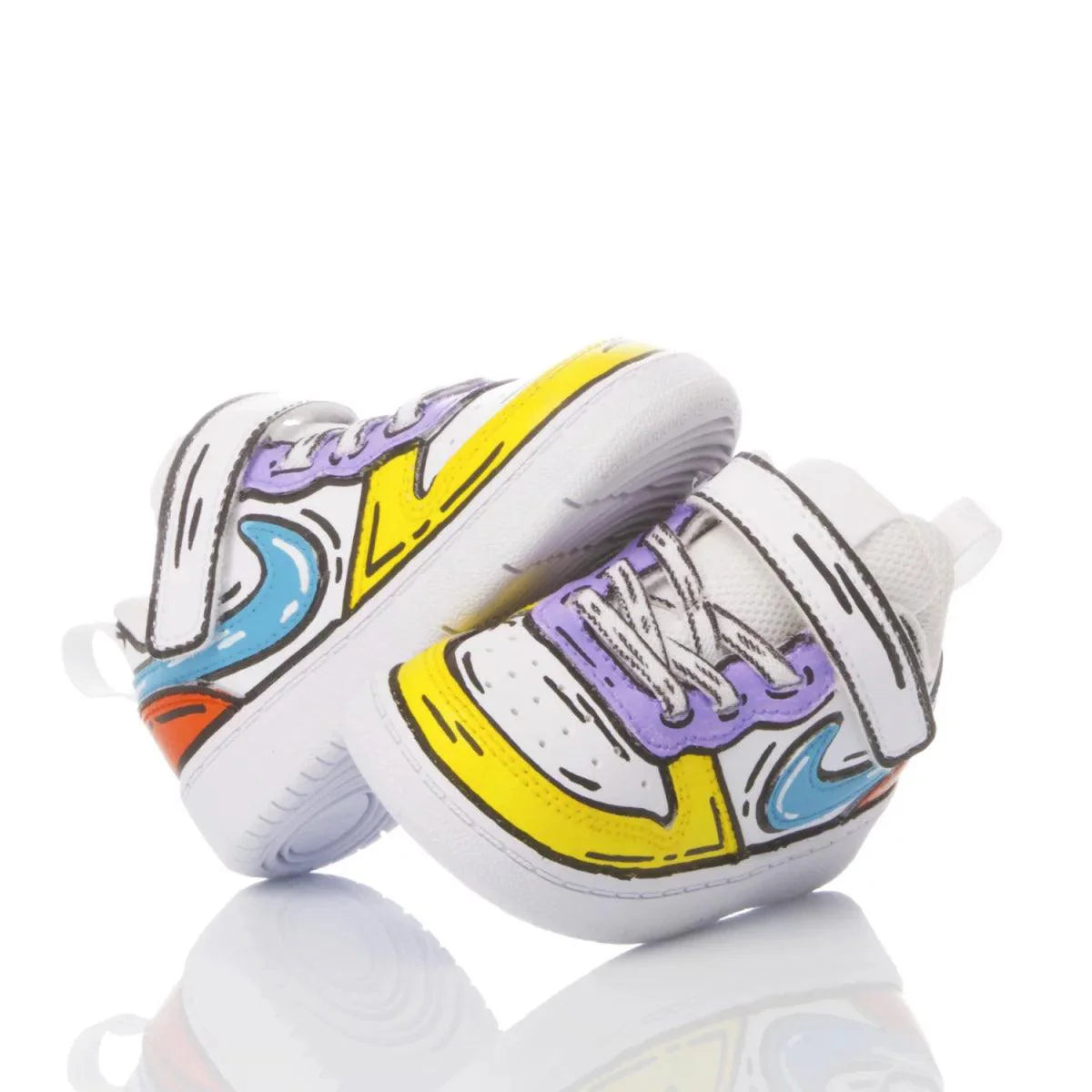 Scarpine neonato colorate per abbigliamento premaman, design vivace su sfondo bianco