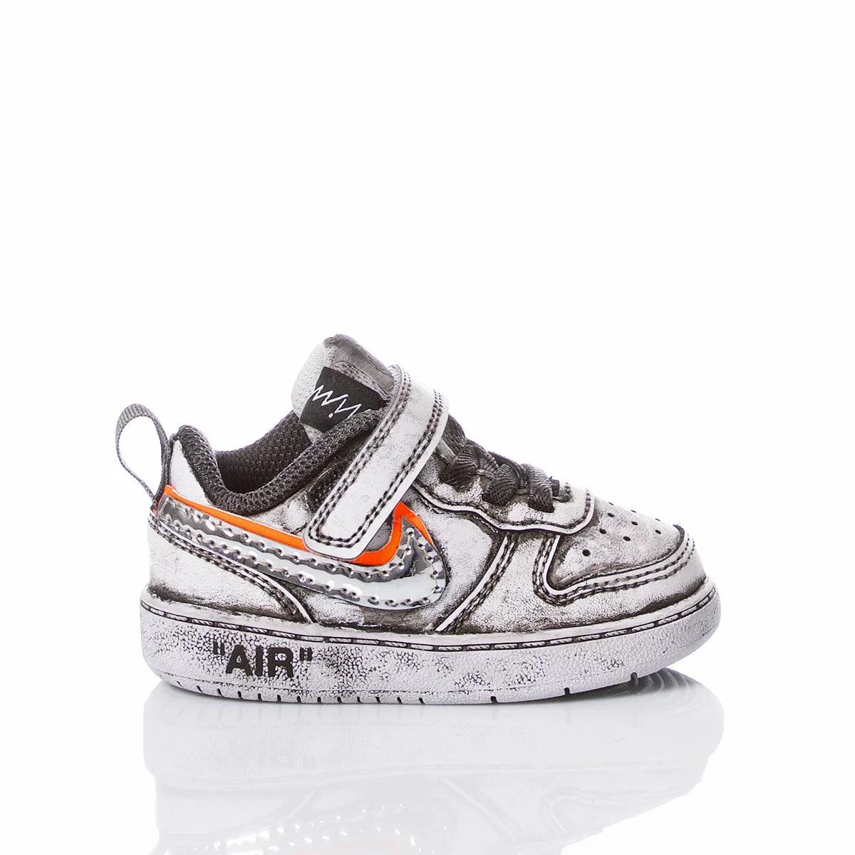 Scarpa sportiva bambino in pelle bianca e grigia con dettaglio arancione, ideale per abbigliamento premaman e neonato.
