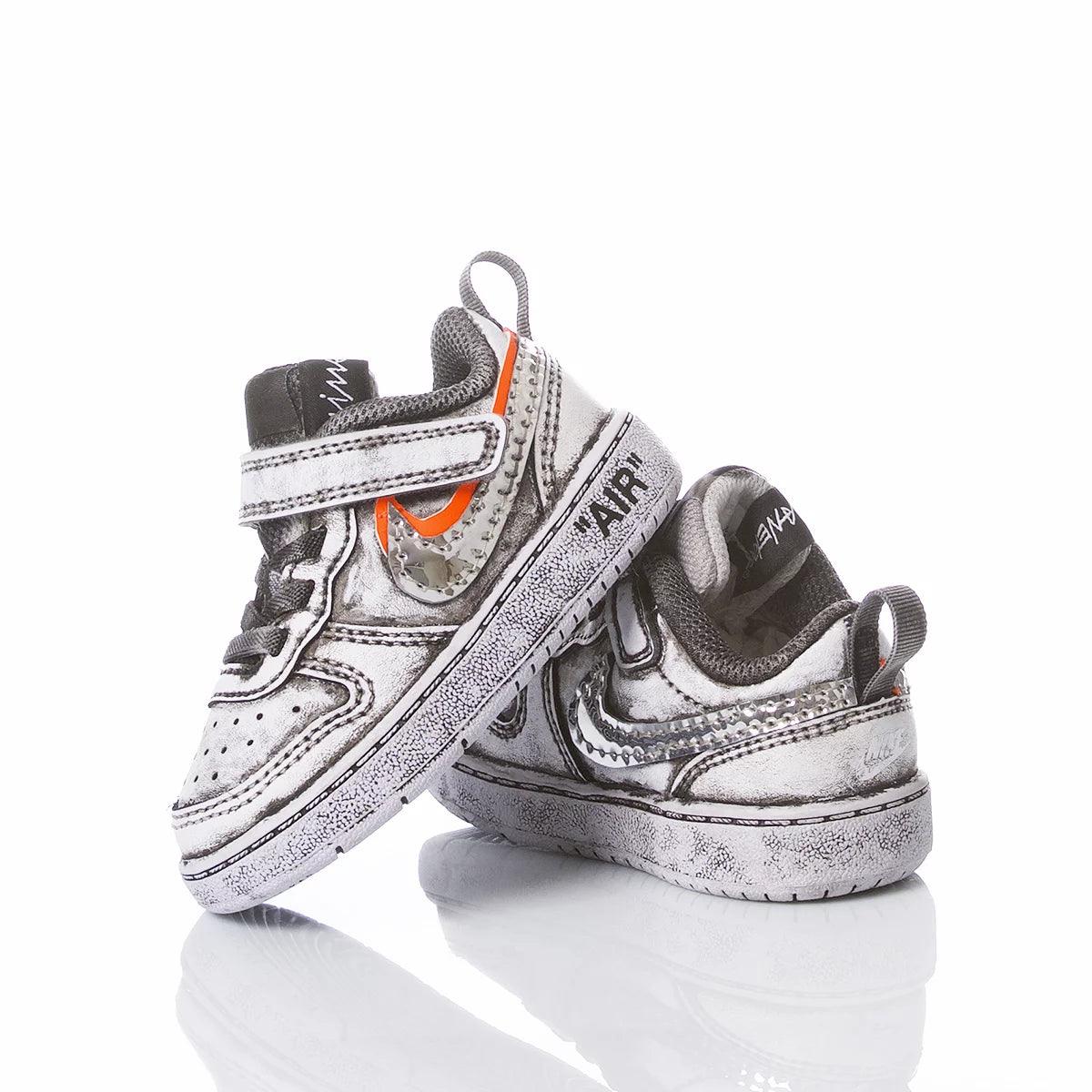 Scarpe per neonati stile sneaker argentate, ideali da abbinare ad abbigliamento premaman.