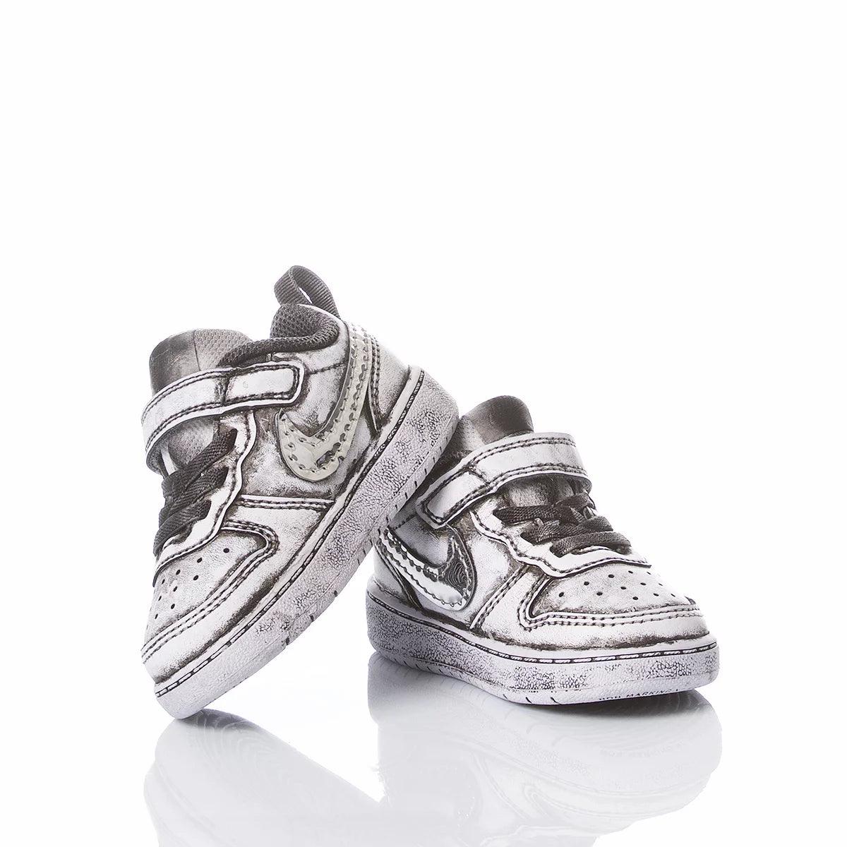 Scarpe primi passi bianche per bambino, ideali per look premaman e neonato.