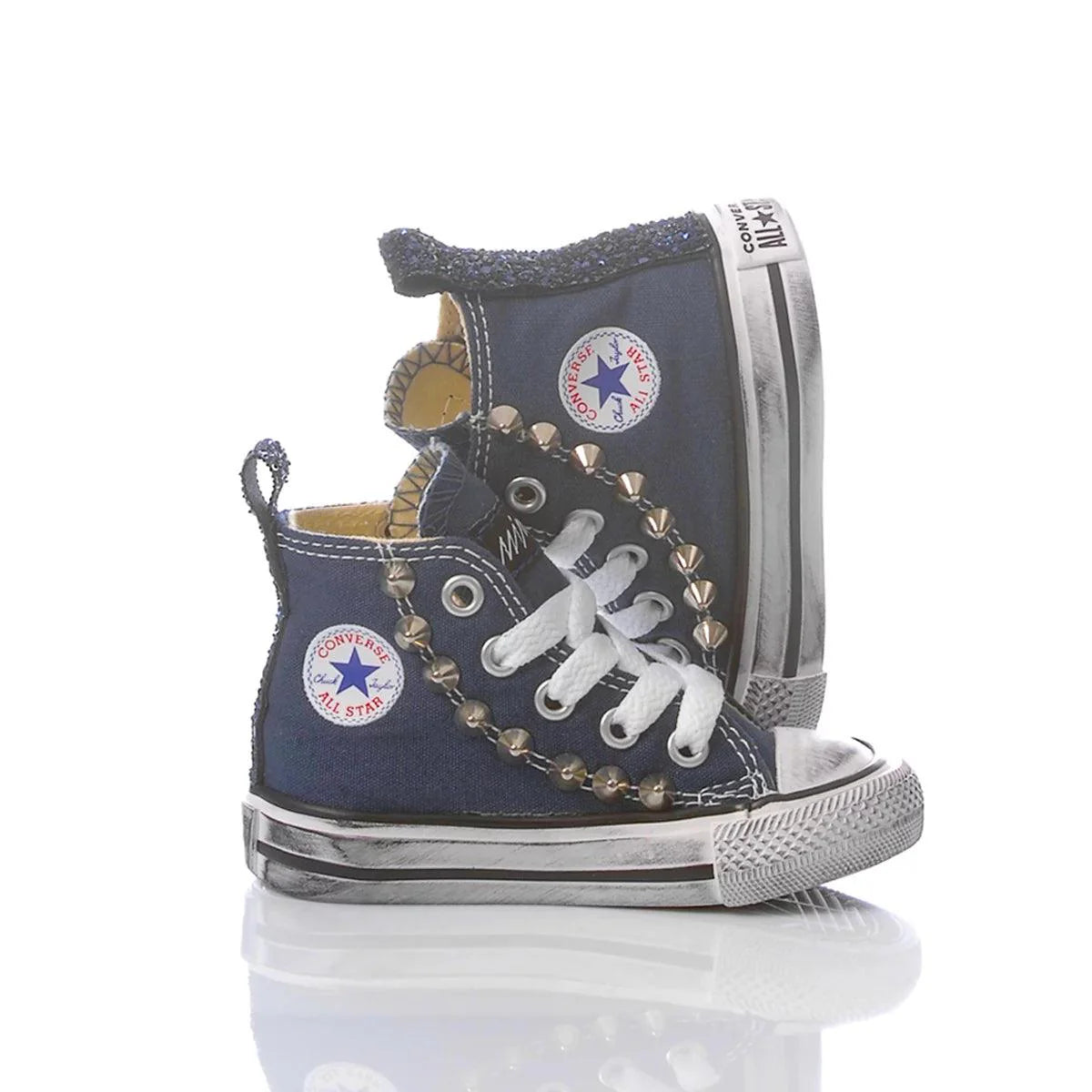 Scarpe da ginnastica bambini blu in tela, dettagli borchiati, ideali per outfit premaman e baby.
