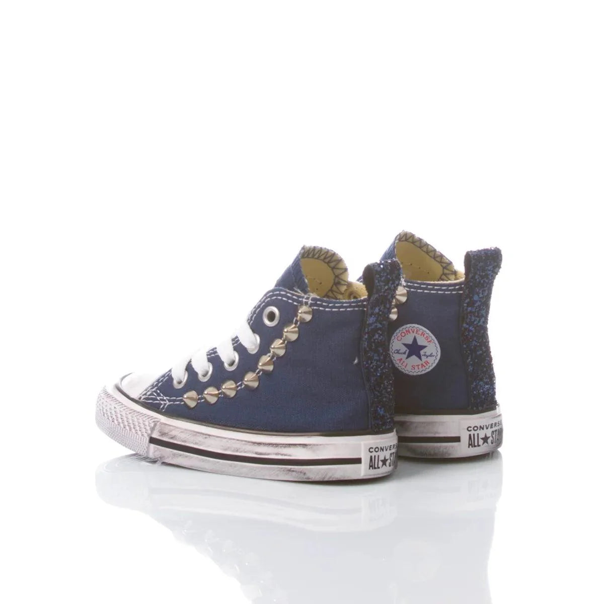 Sneakers blu con borchie argento, perfette per look premaman casual e trendy.