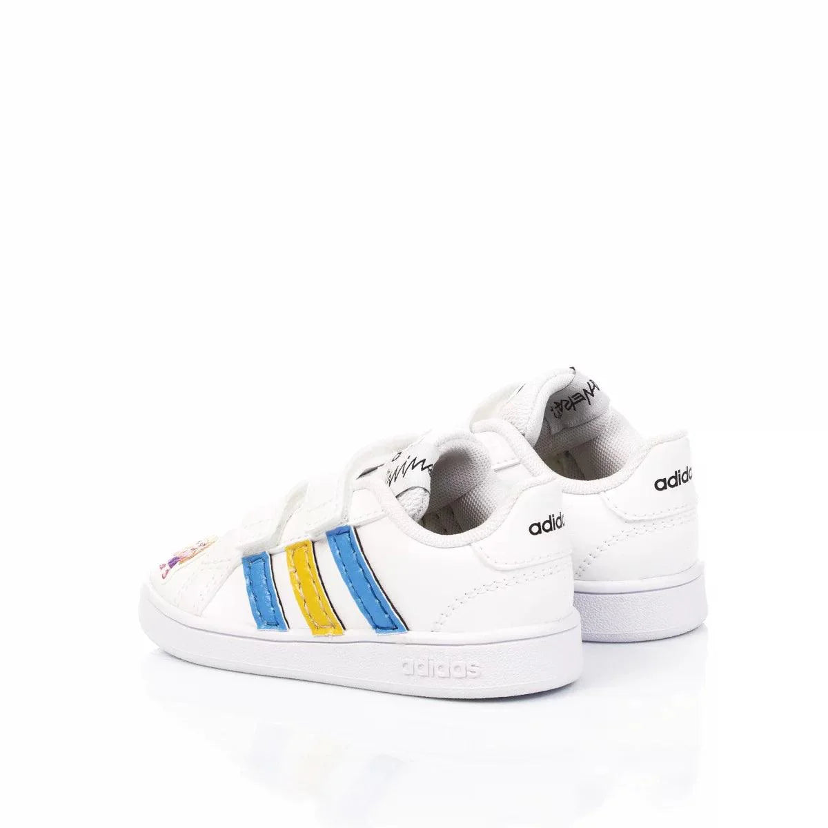 Scarpe bianche da bambino con dettagli colorati e chiusura velcro su fondo bianco