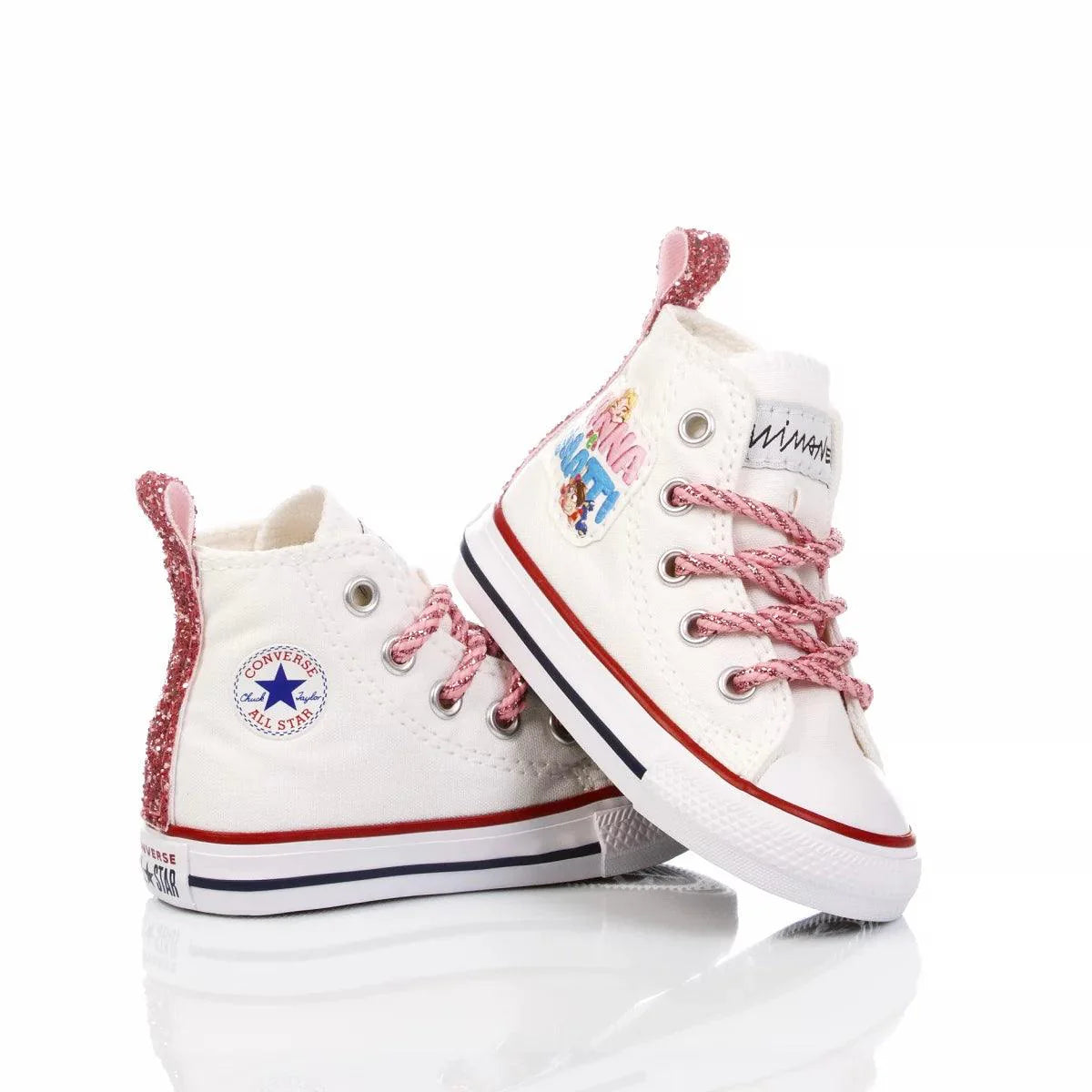 Scarpe neonato bianche con lacci rosa e dettagli glitter ideali per abbigliamento premaman