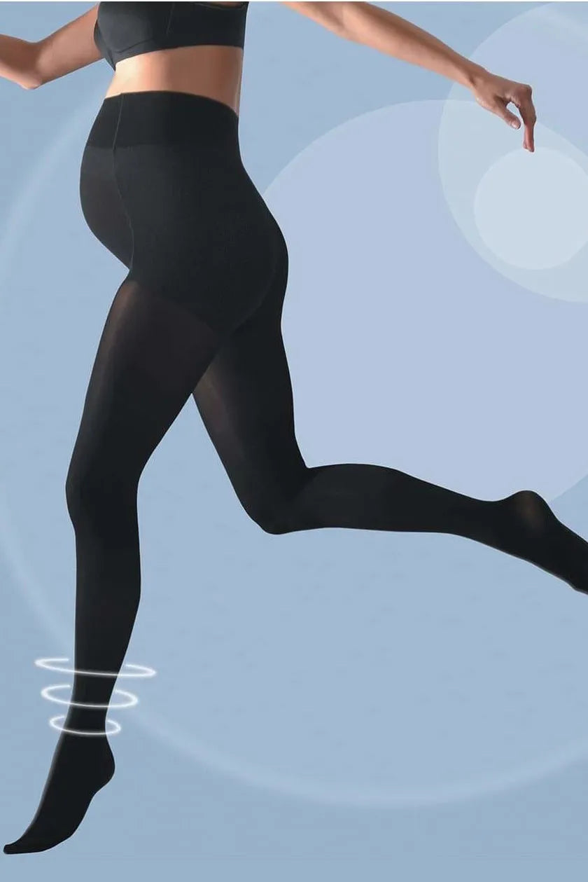 Collant premaman nero coprente per gravidanza, donna in movimento su sfondo azzurro