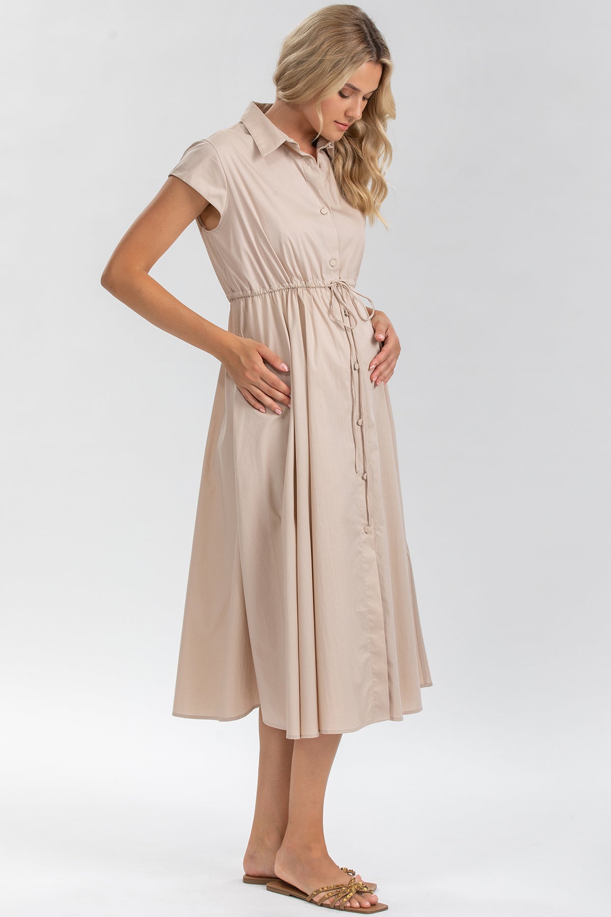 Abito premaman beige midi con maniche corte, colletto e cintura regolabile, tessuto leggero.