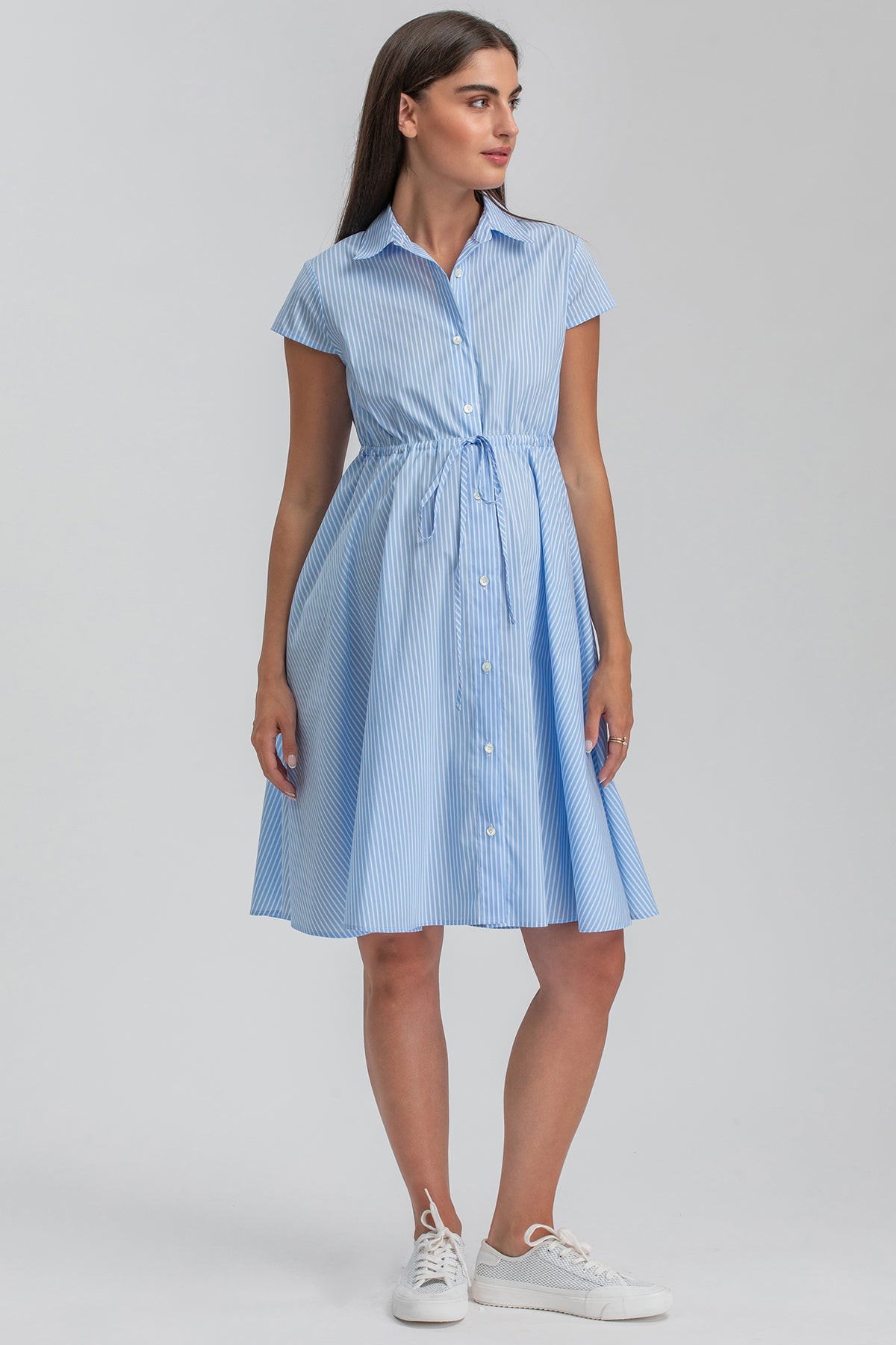 Abito premaman camicia azzurro a righe, cotone, manica corta, vita regolabile, elegante.