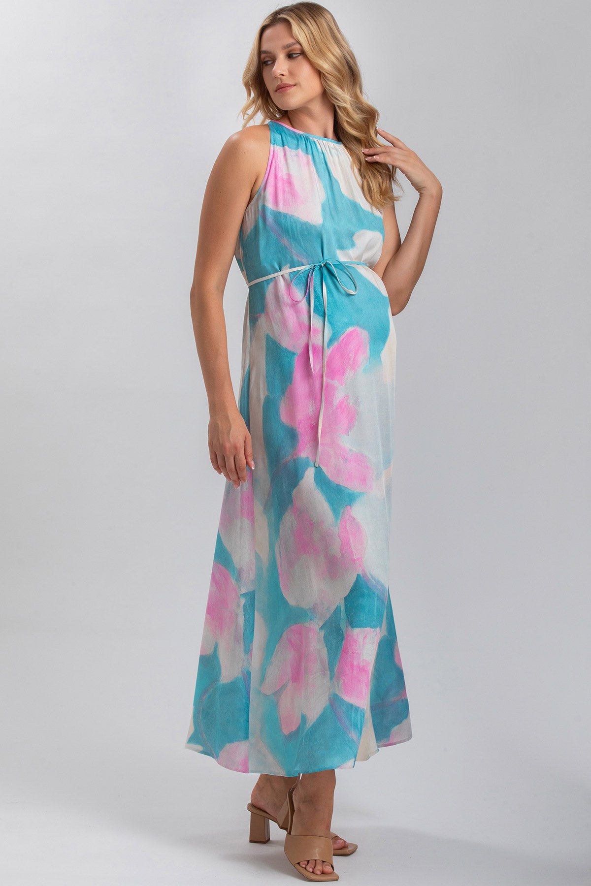 Abito premaman lungo senza maniche con stampa floreale azzurra e rosa, elegante e confortevole.