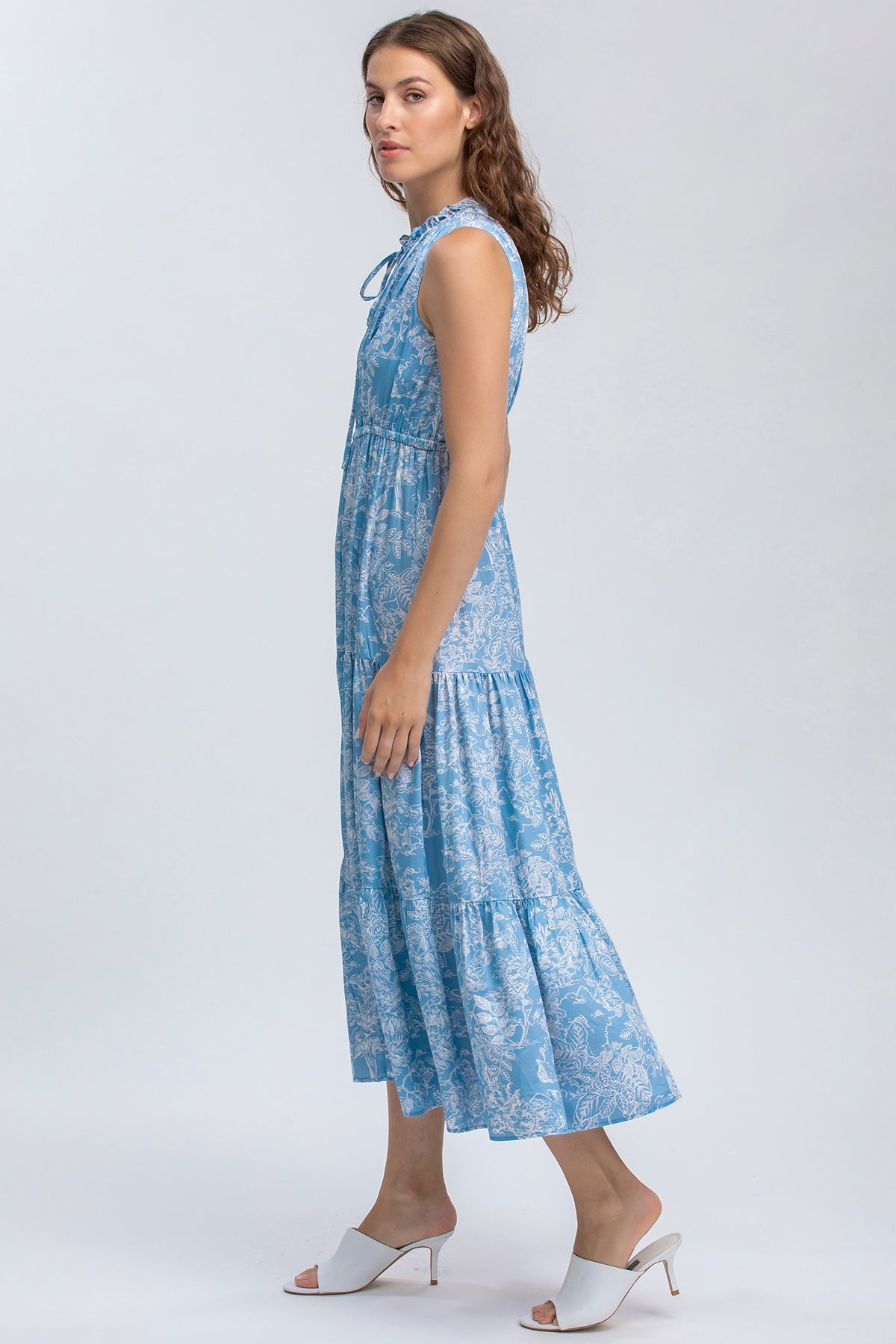 Vestito premaman elegante azzurro senza maniche con fantasia floreale, modello lungo.