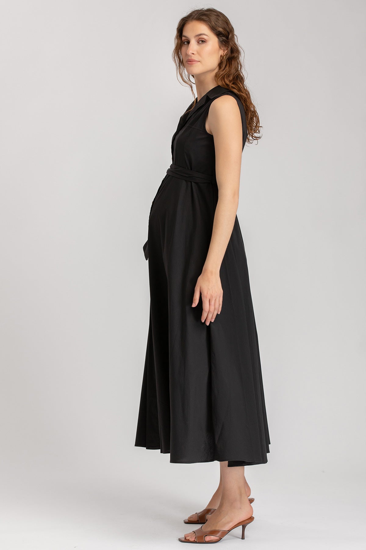 Abito premaman nero elegante senza maniche, con cintura, indossato da donna incinta
