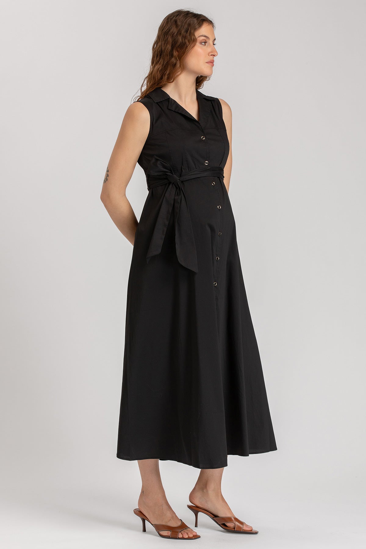 Vestito premaman nero senza maniche, lungo con cintura e bottoni, ideale per la gravidanza.