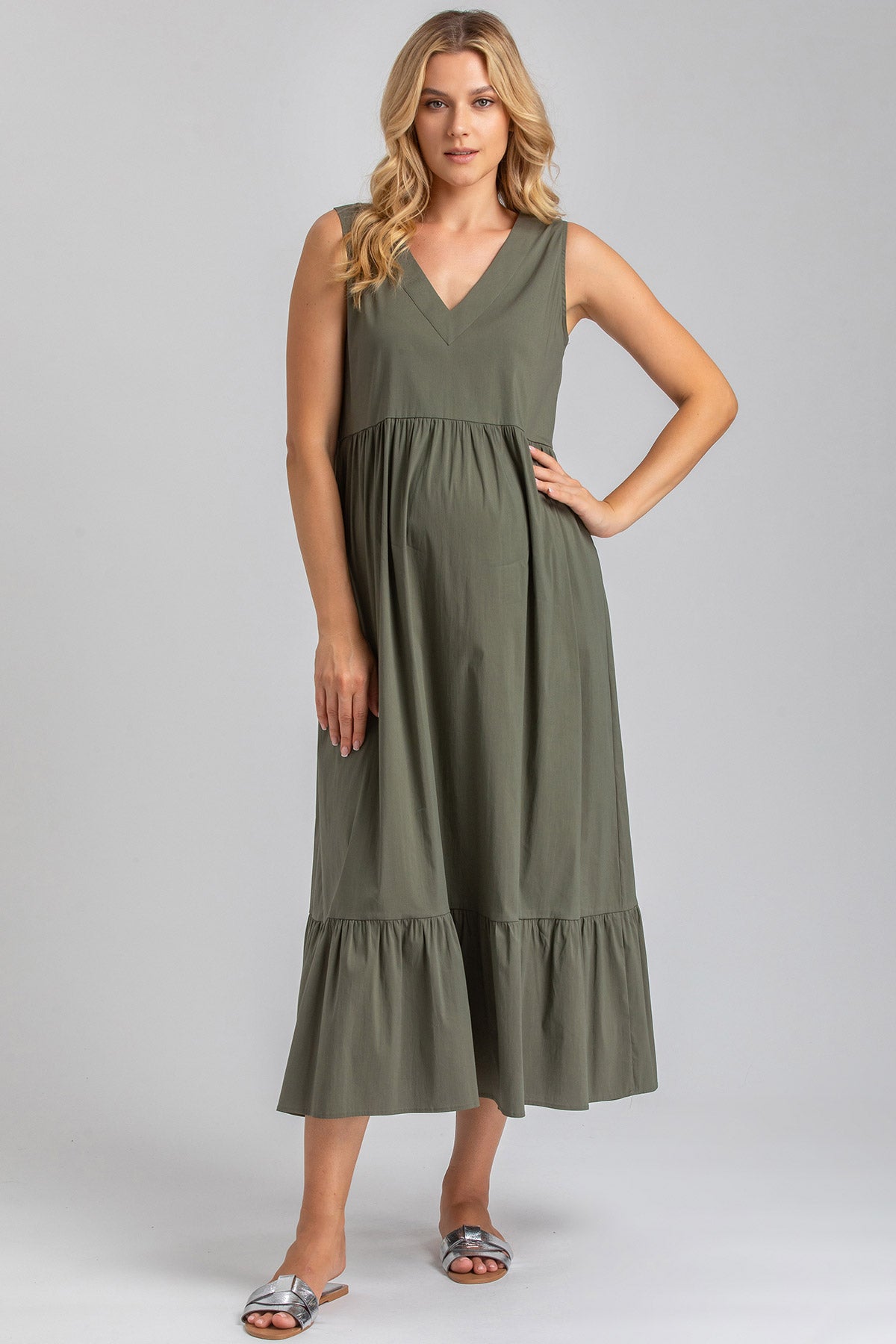 Abito premaman verde militare senza maniche, scollo a V, lunghezza midi, tessuto leggero.