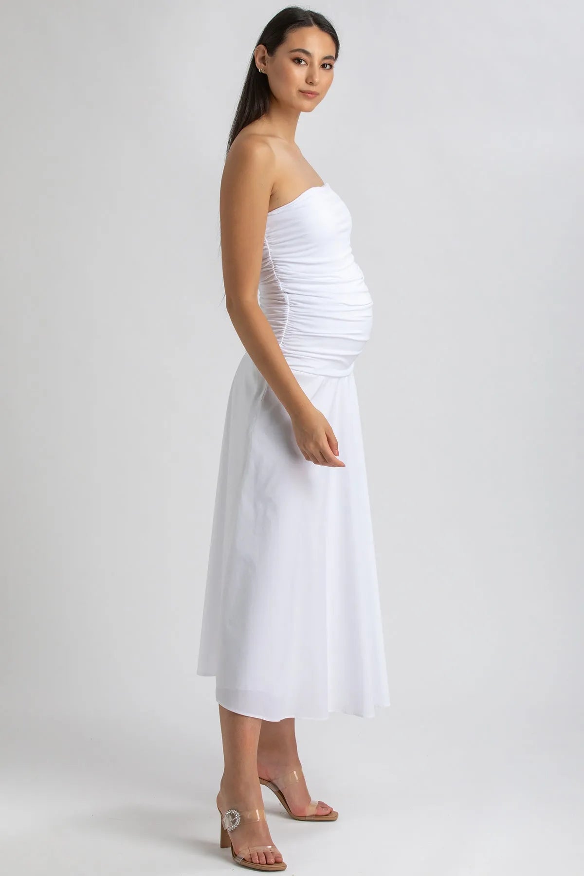 Abito premaman bianco senza spalline lungo, vestibilità elegante per gravidanza