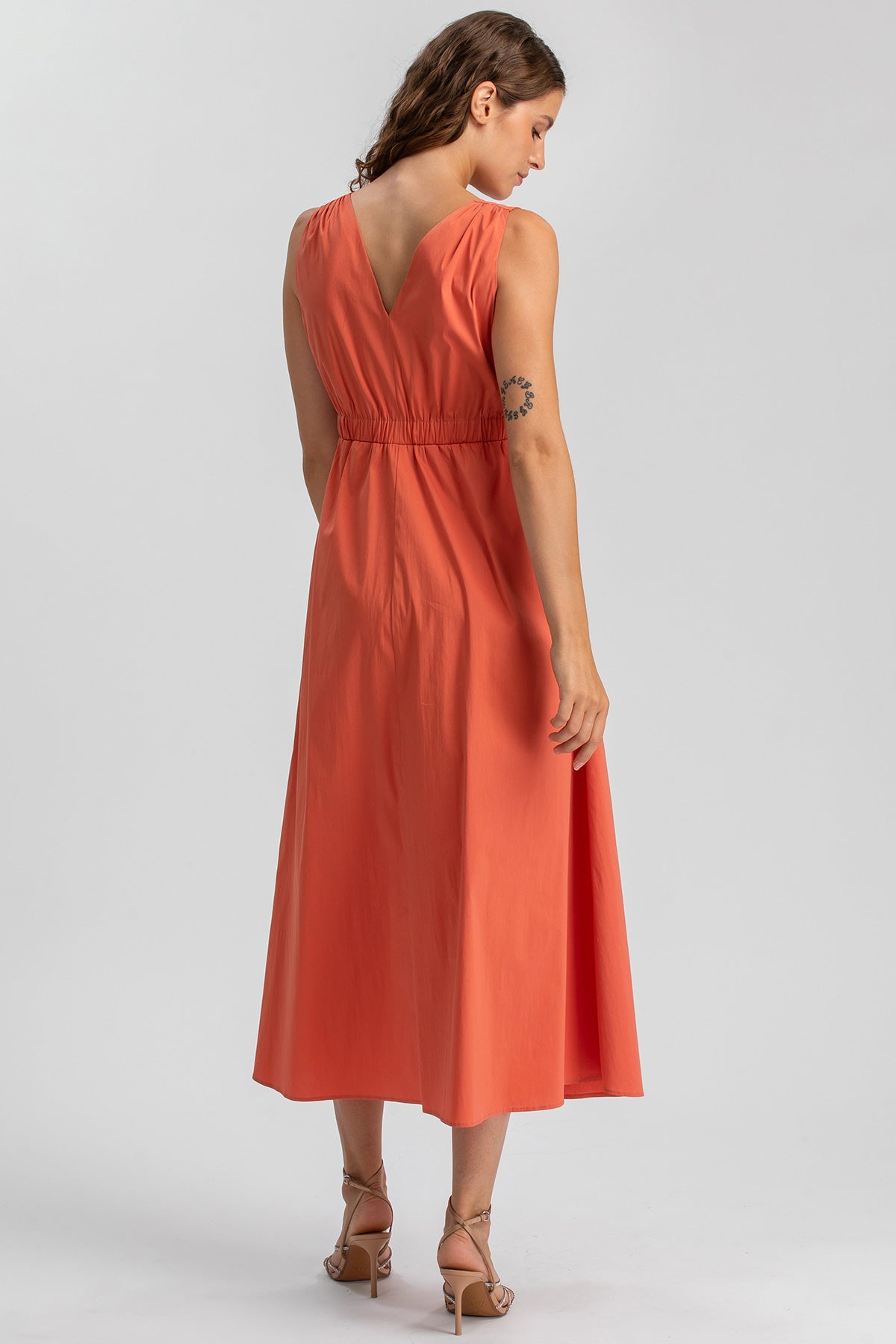 Abito premaman arancione smanicato con scollo a V e gonna lunga, elegante e confortevole