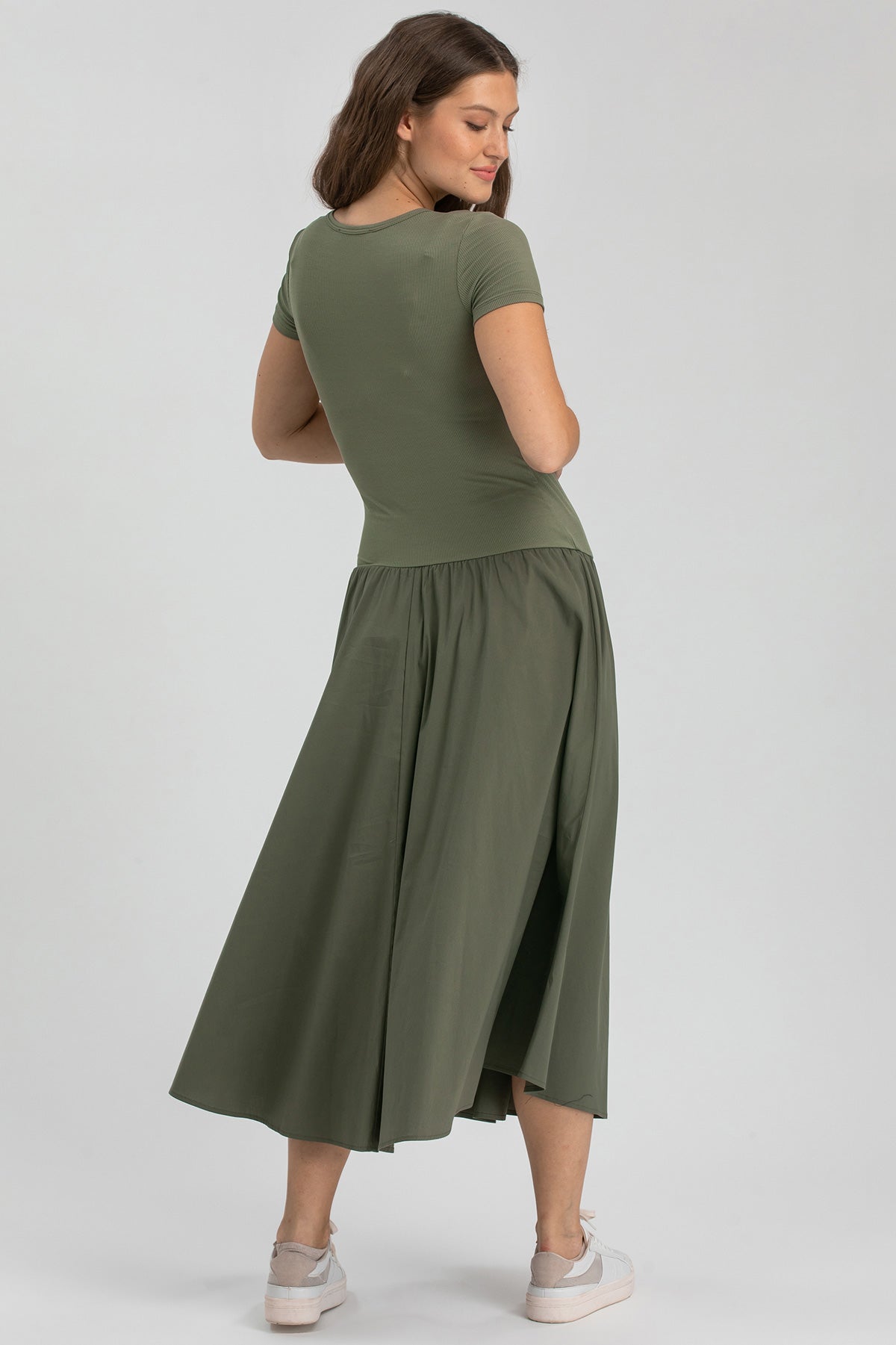 Vestito premaman verde kaki a mezza manica, modello lungo e comodo per gravidanza