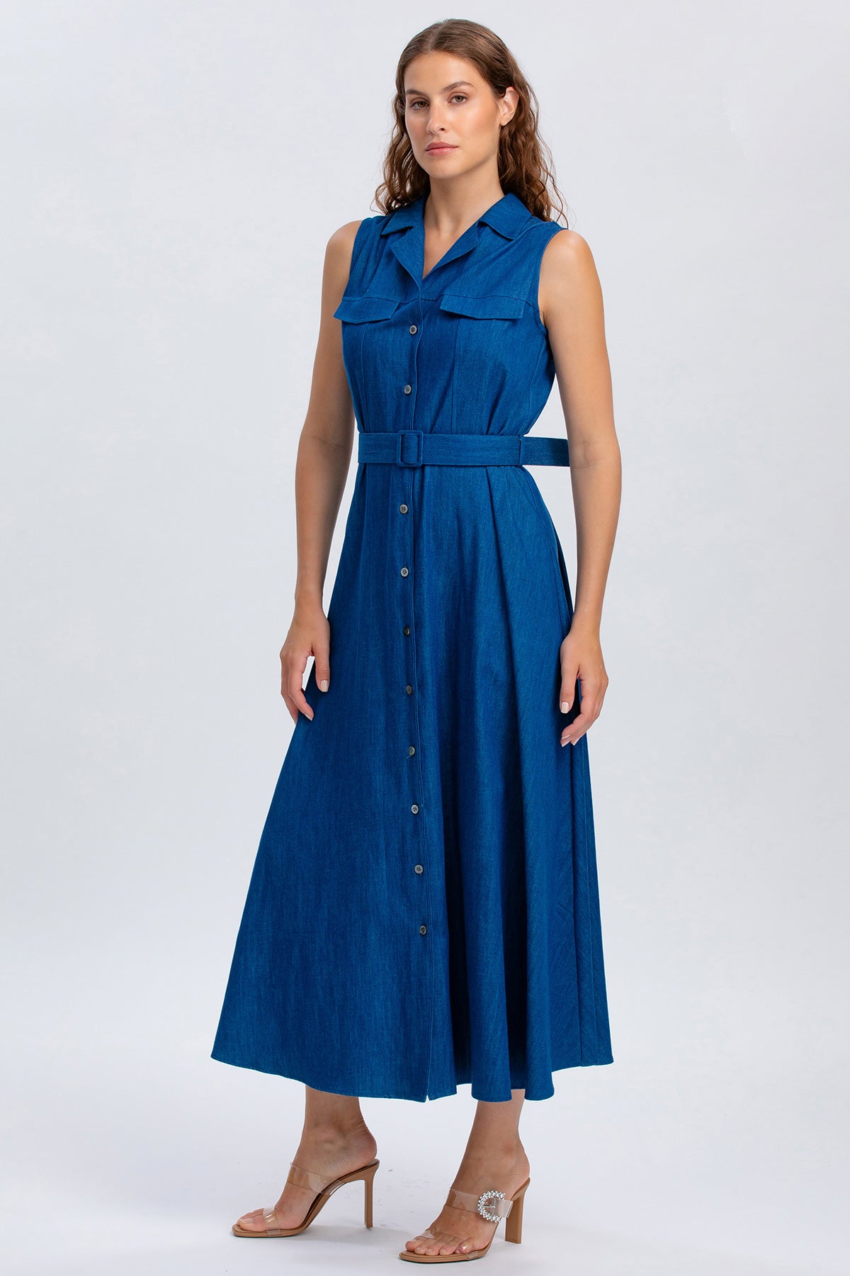 Abito premaman in denim blu smanicato con cintura, perfetto per gravidanza elegante