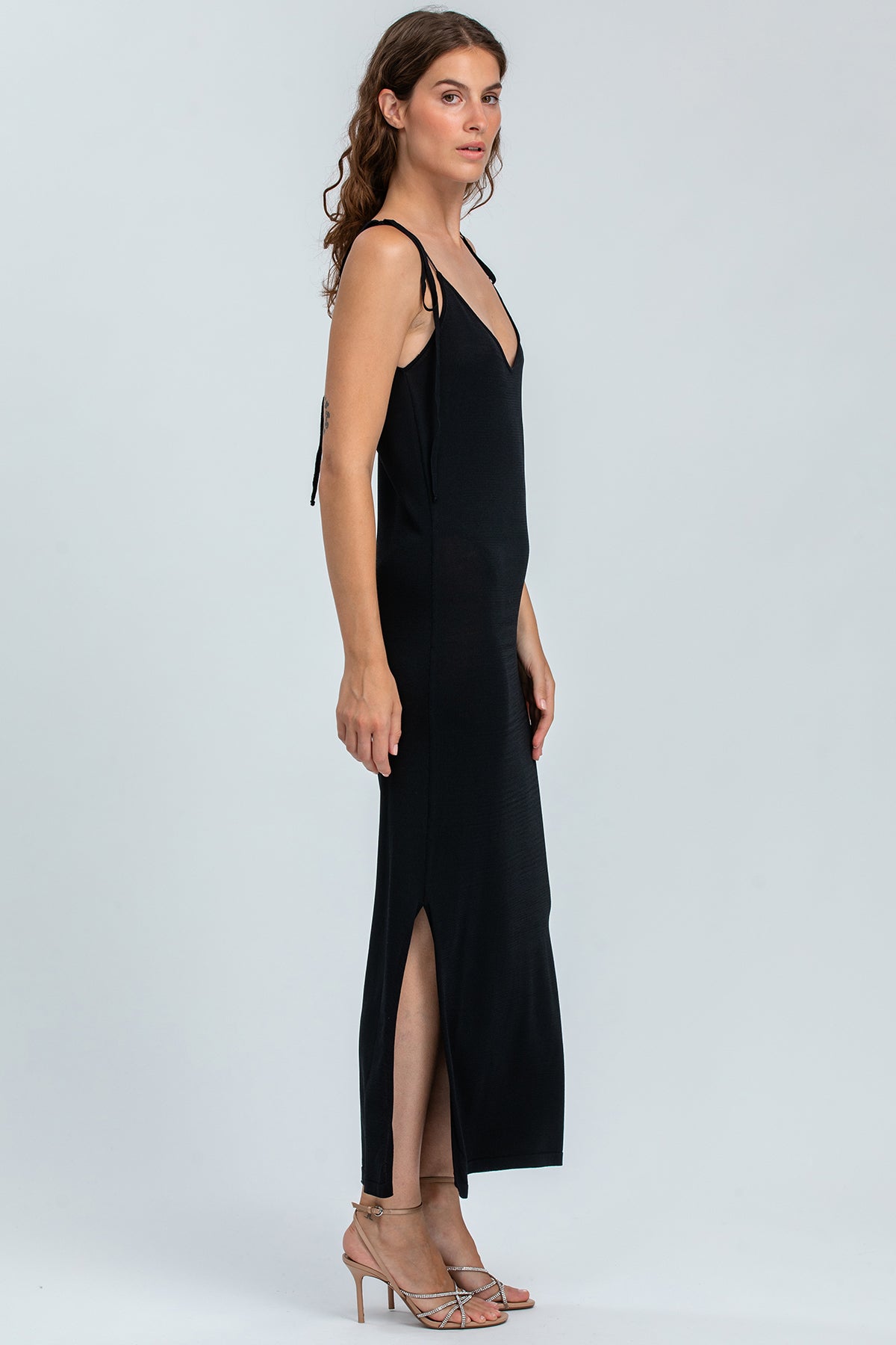 TAORMINA | Fitted Black Dress with V-Neck and Shoulder Knot