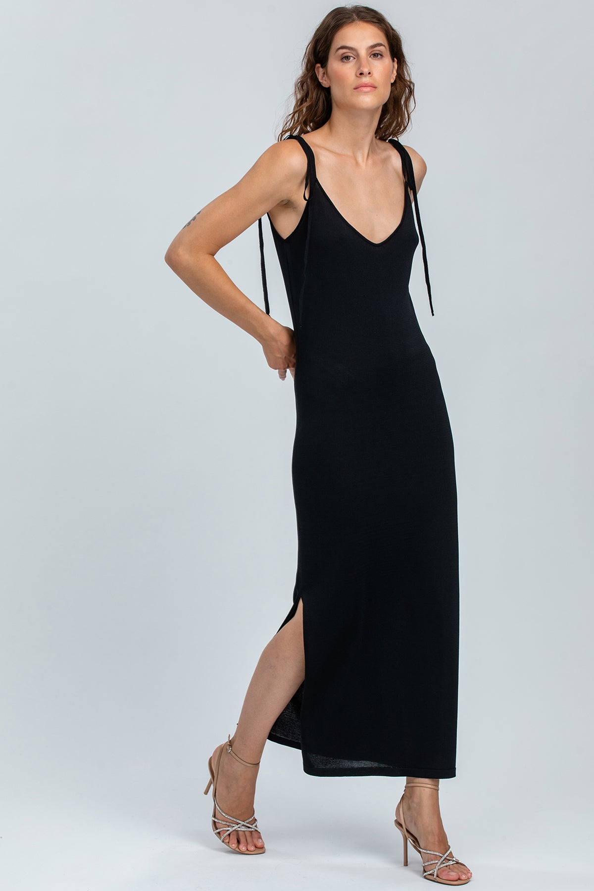 TAORMINA | Fitted Black Dress with V-Neck and Shoulder Knot