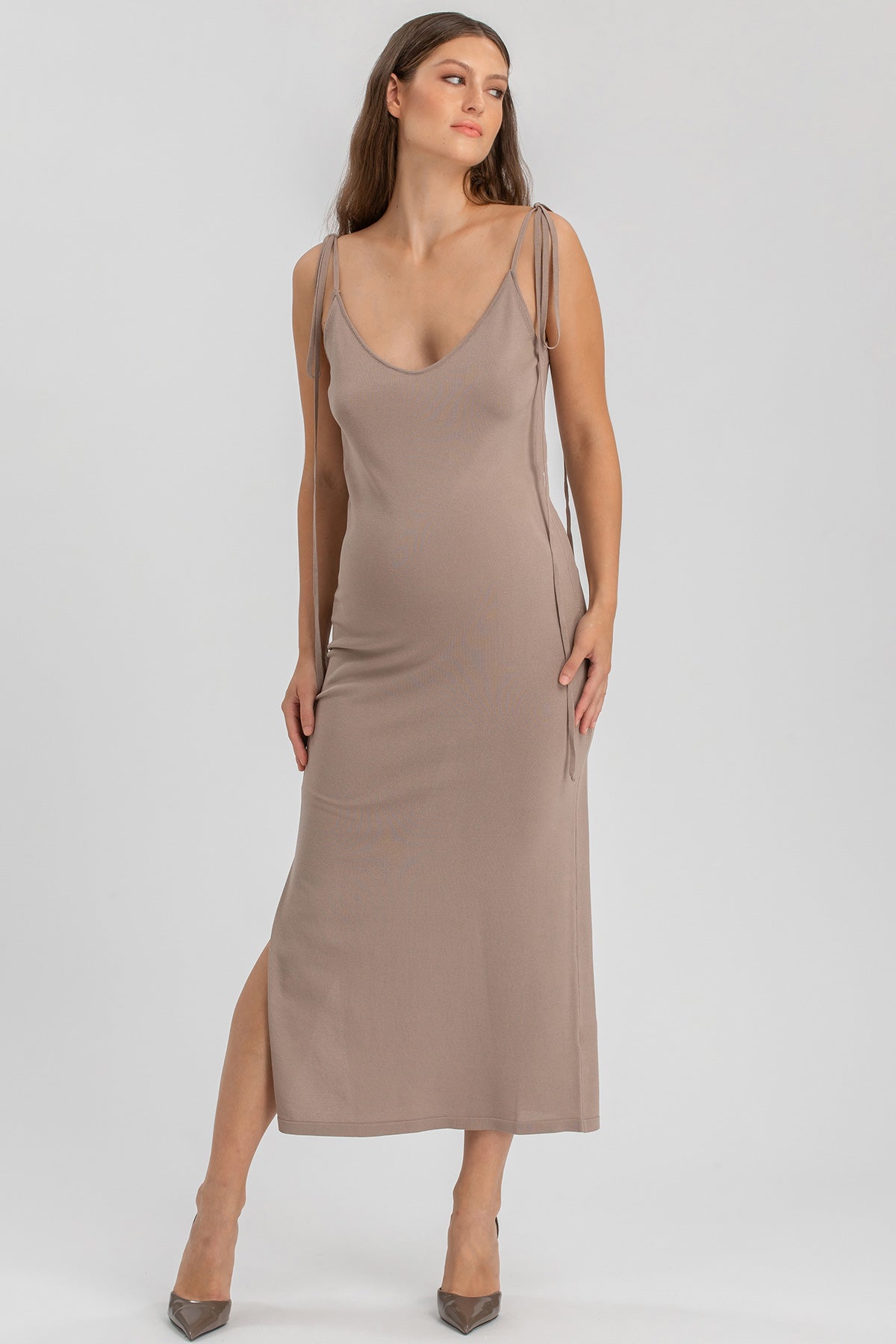 Abito premaman elegante beige senza maniche con spalline, vestito lungo per gravidanza