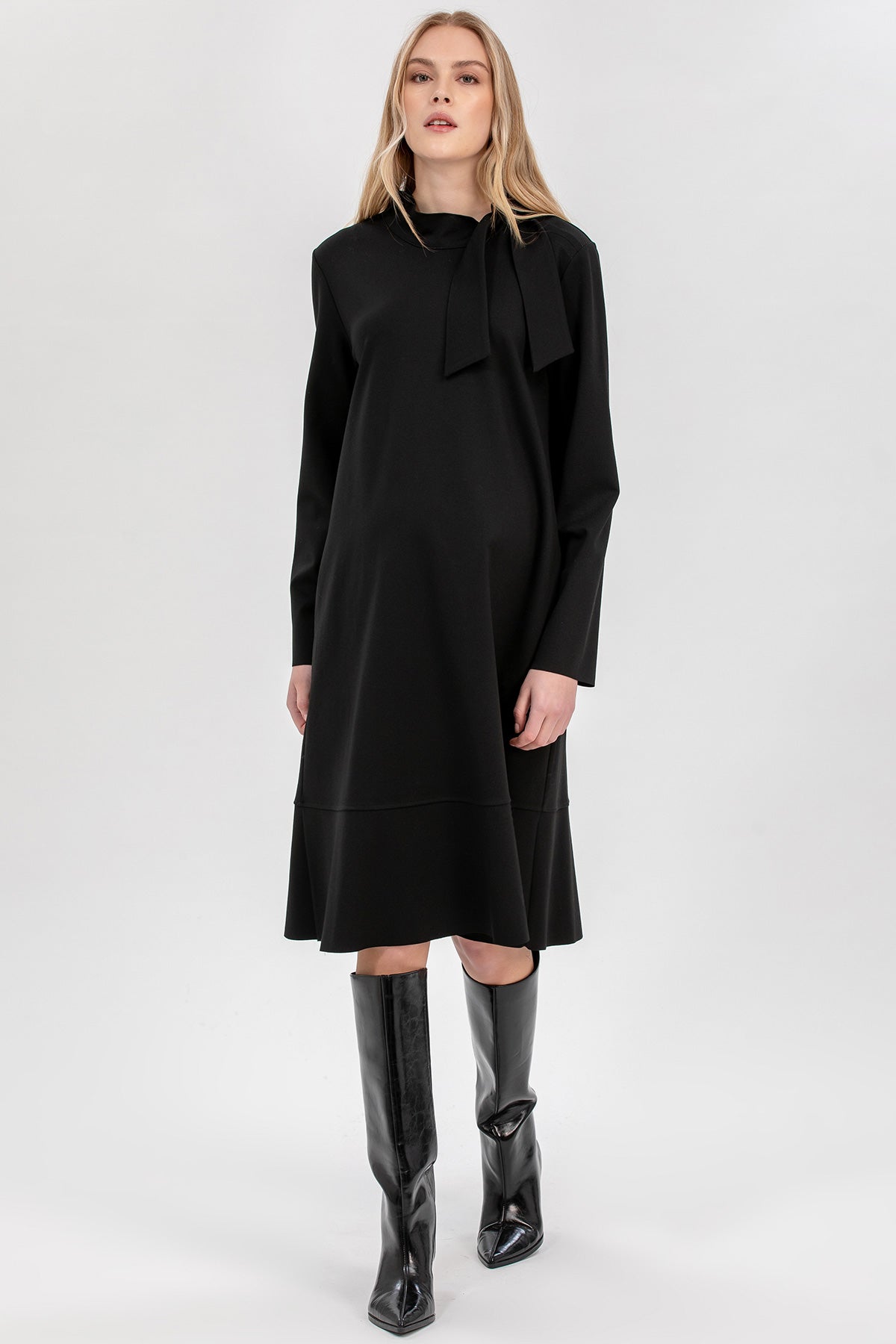 ALICE | Abito Premaman Nero Coprente Sotto il Ginocchio con Collo a Foulard, Tznuit Dress  in tessuto non-trasparente, Tznius Maternity Dresses, Modest maternity dress