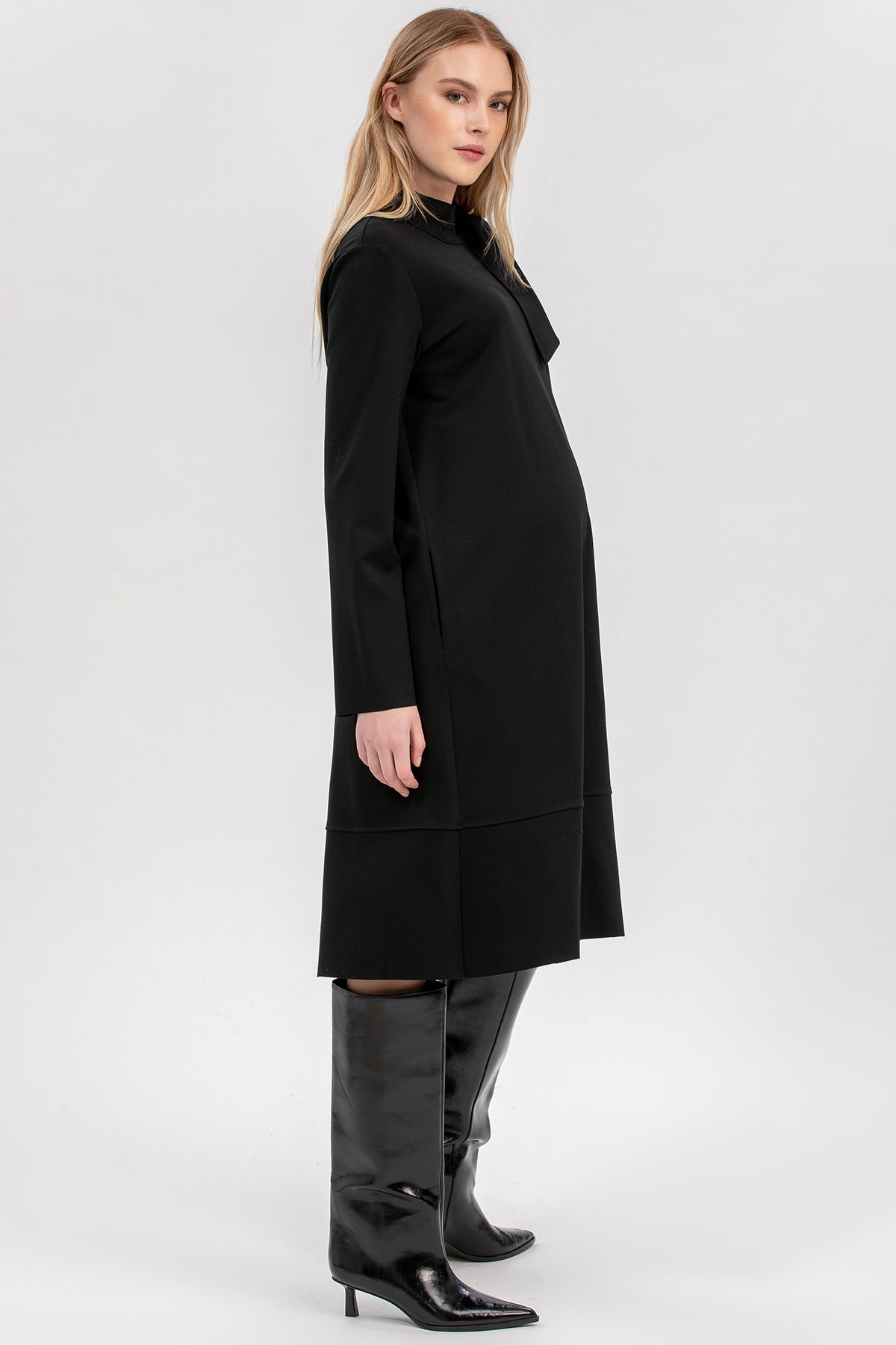 ALICE | Abito Premaman Nero Coprente Sotto il Ginocchio con Collo a Foulard