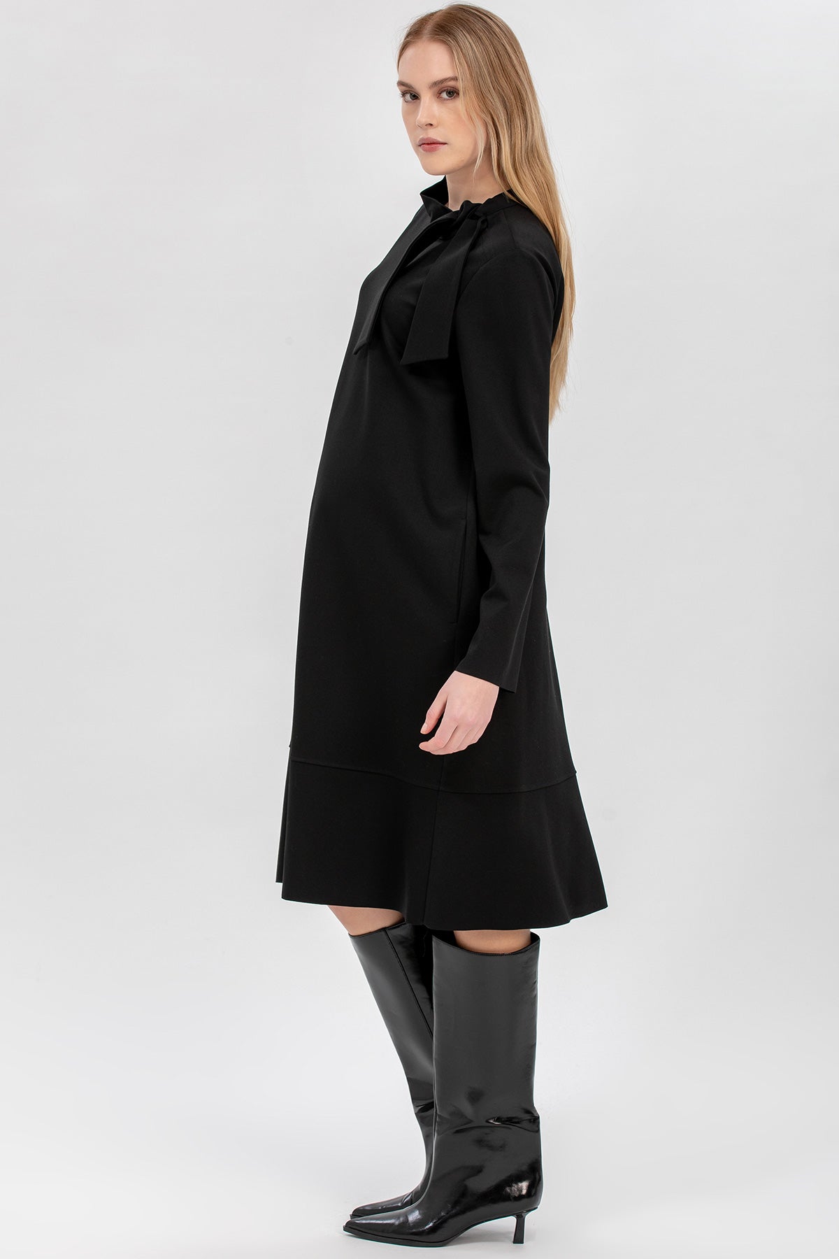 ALICE | Abito Premaman Nero Coprente Sotto il Ginocchio con Collo a Foulard