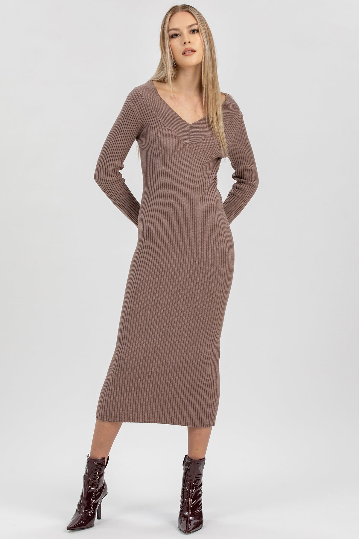 CARA | Abito Aderente Rosa con Scollo a V