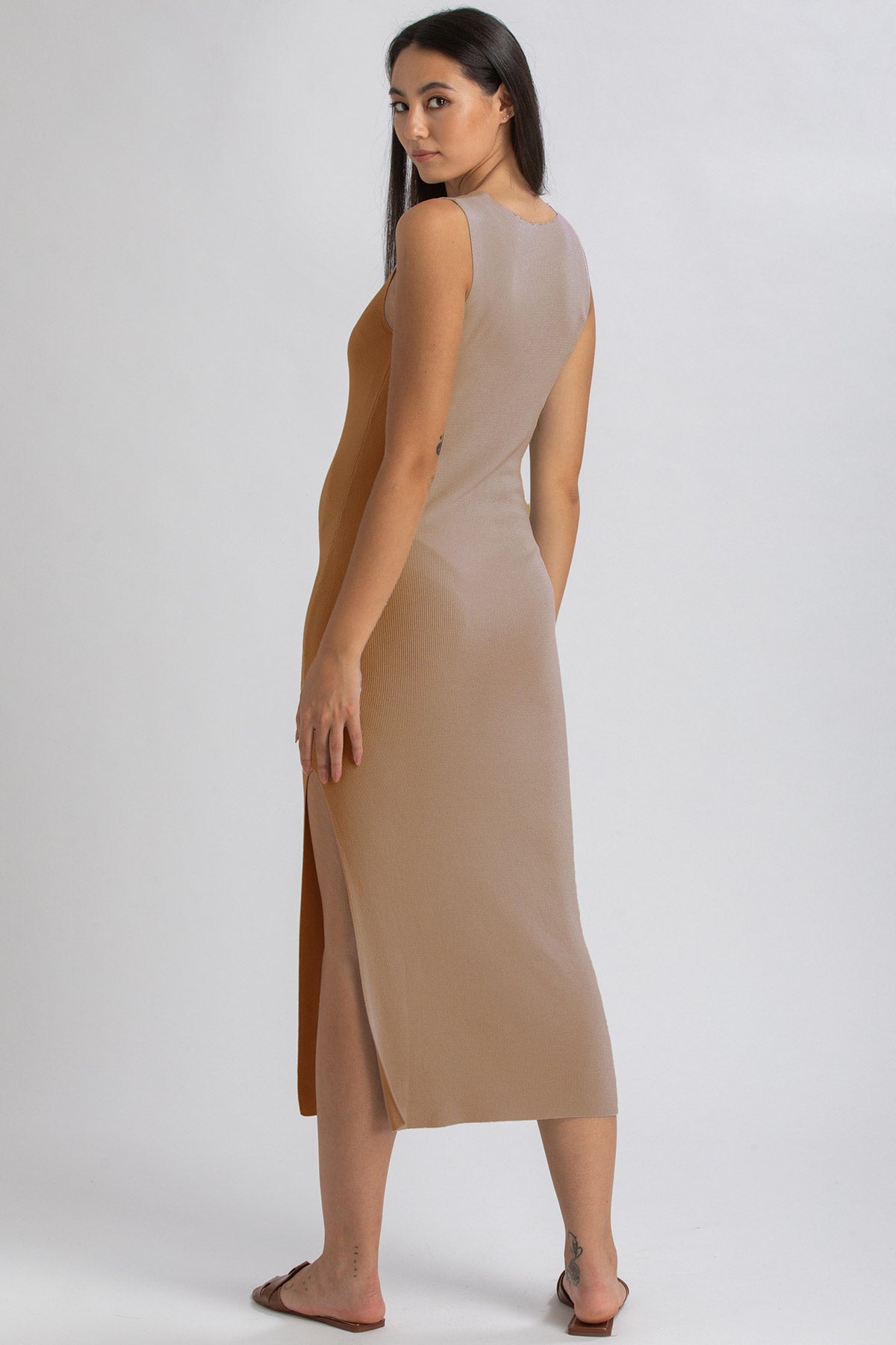 DALIA | Abito Premaman Aderente Marrone con Scollo a V