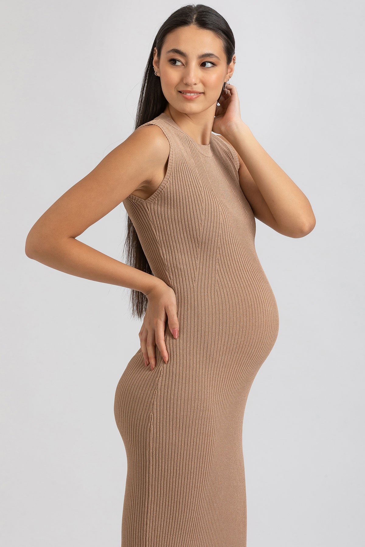 Abito premaman smanicato in maglia beige, vestibilità comoda per gravidanza