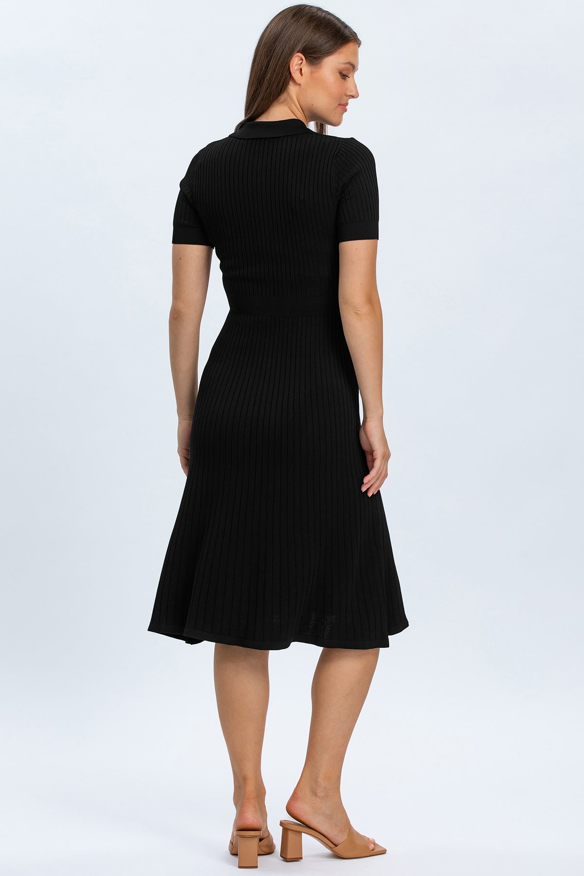 Abito premaman nero elegante a costine, maniche corte, donna di spalle