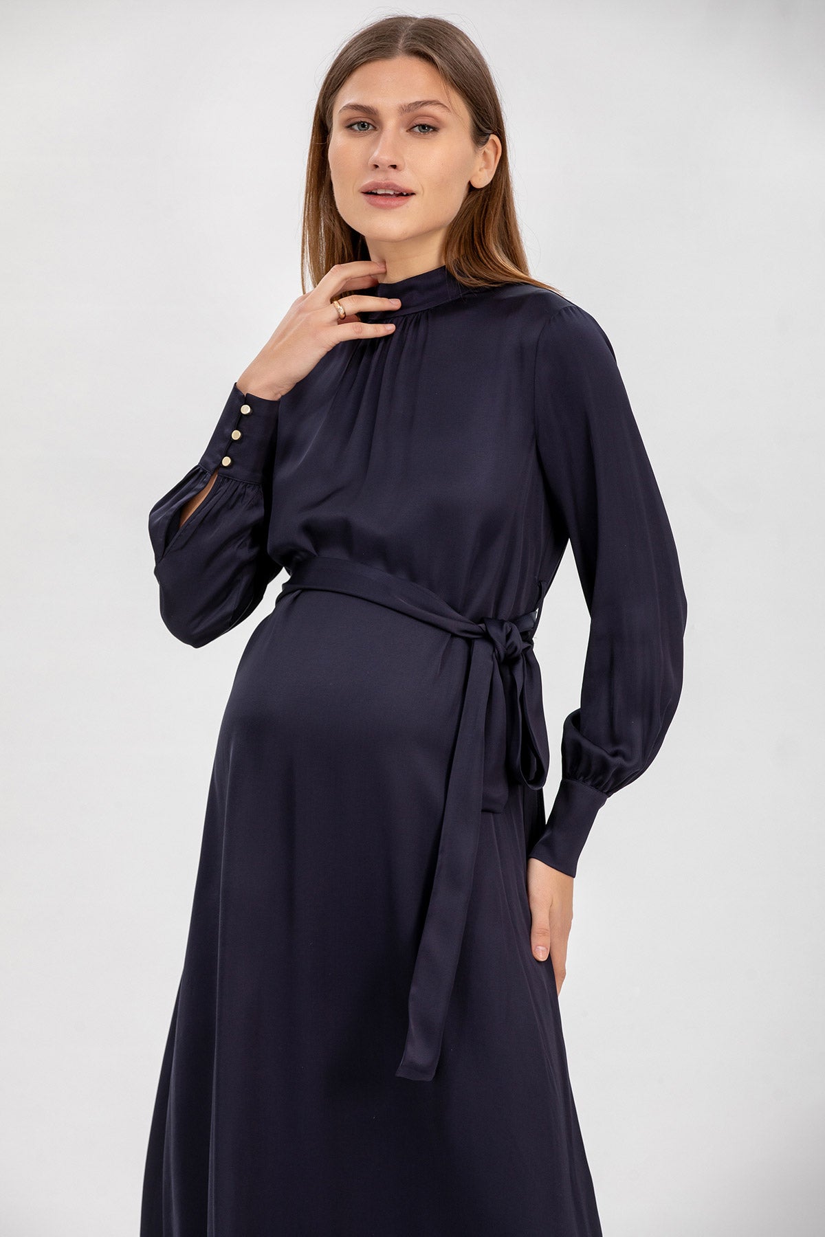 Abito premaman elegante blu scuro a maniche lunghe con cintura in tessuto e collo alto