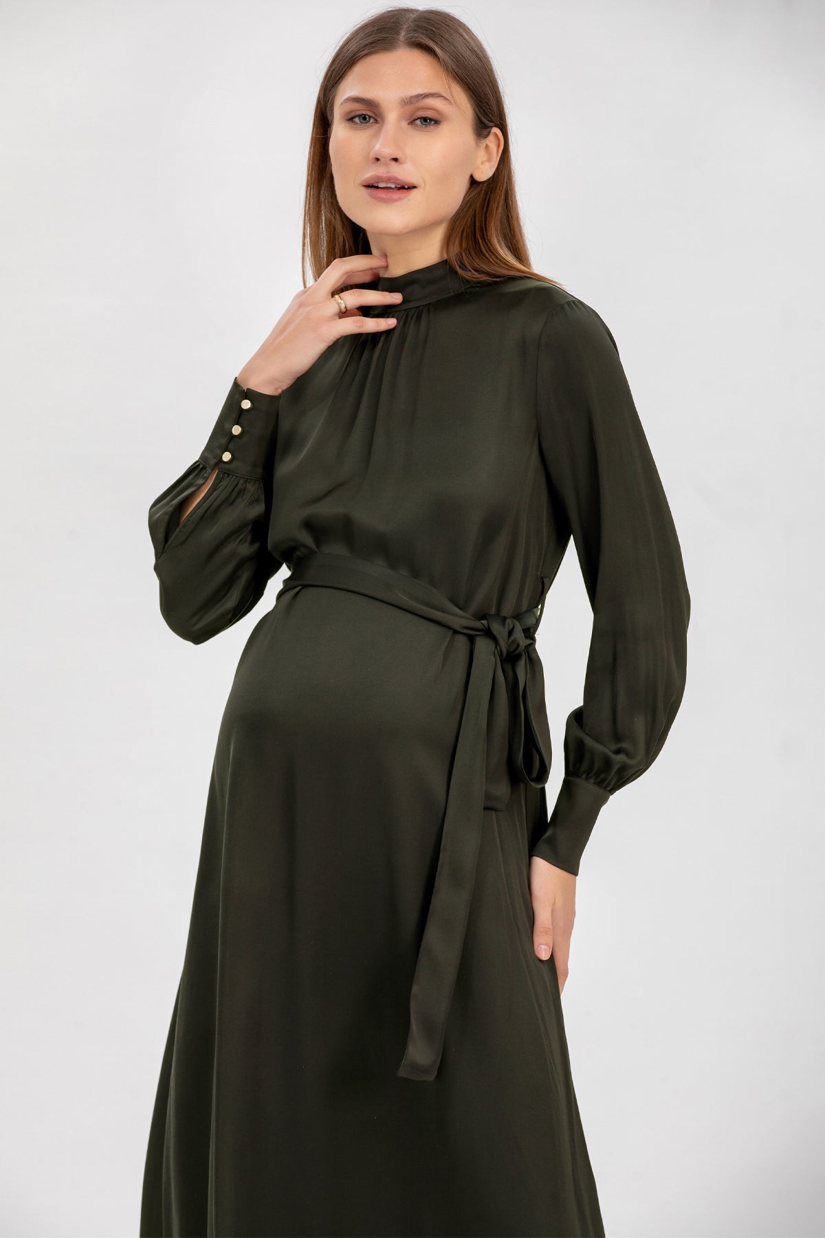 Abito premaman elegante verde scuro con cintura, maniche lunghe e bottoni dorati
