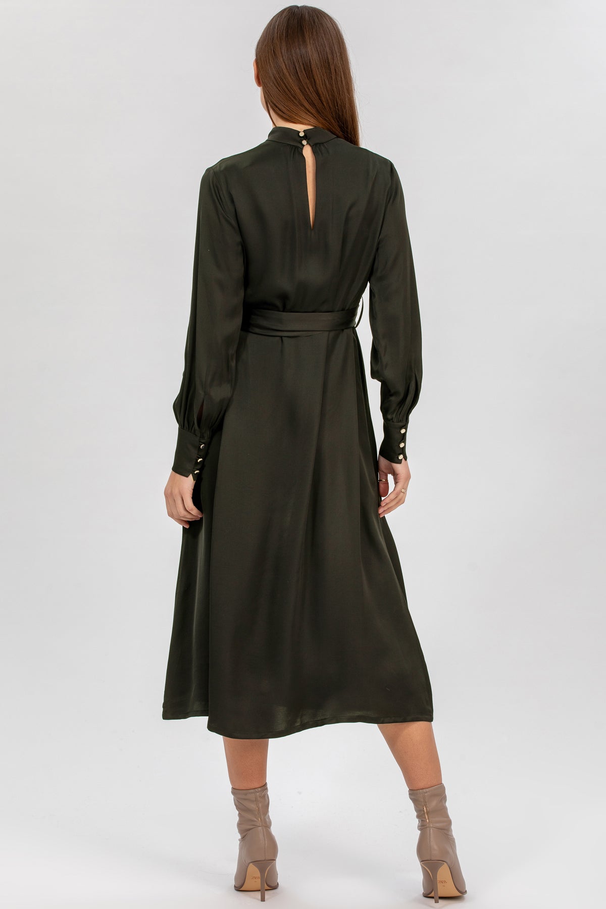 Abito premaman elegante verde scuro, maniche lunghe, perfetto per gravidanza.