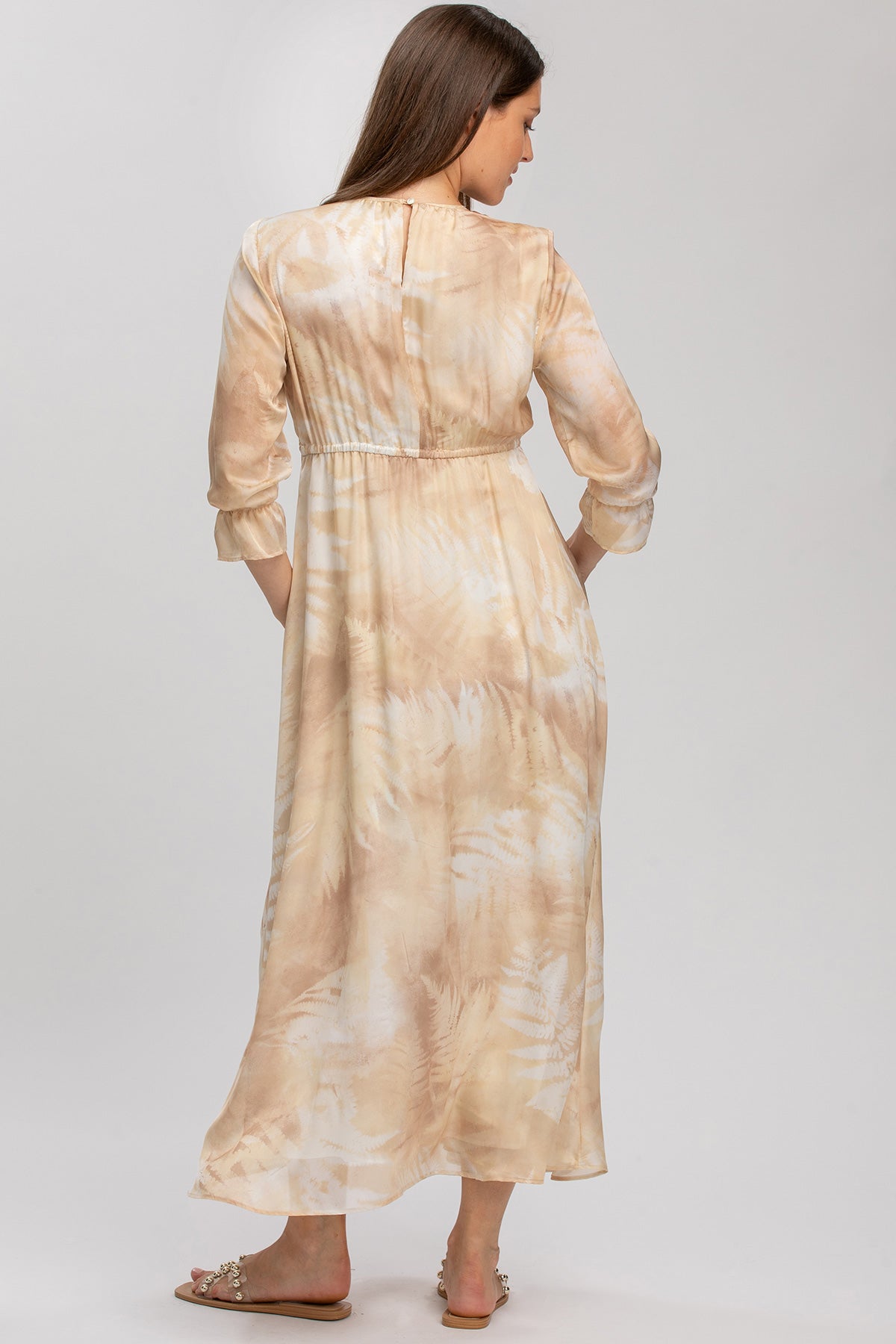 Abito premaman elegante beige fantasia, maniche lunghe, vestibilità comoda.