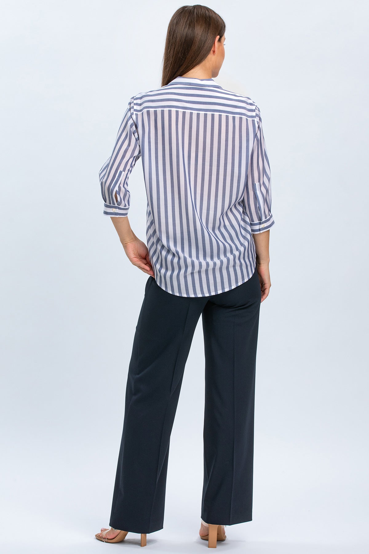 Blusa premaman a righe blu, maniche a tre quarti e pantaloni neri eleganti