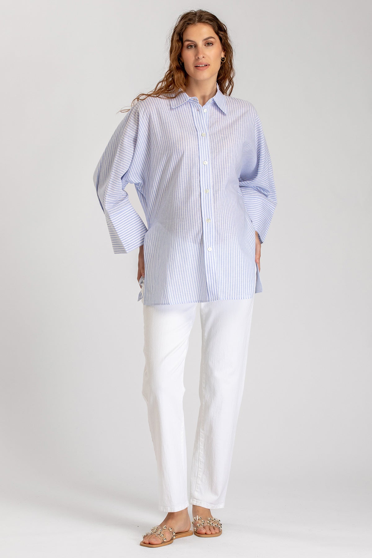 Camicia premaman a righe azzurre e pantaloni bianchi, abbigliamento premaman elegante.