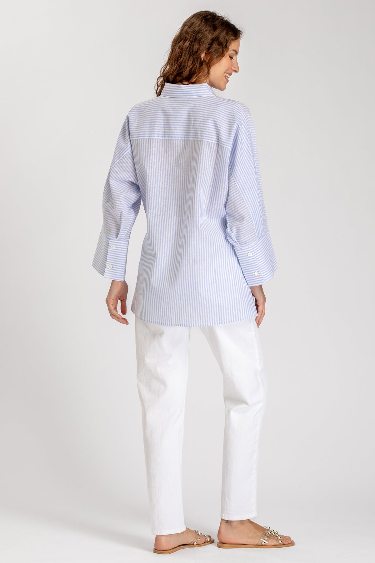 Camicia premaman a righe azzurre e pantaloni bianchi, outfit premaman elegante