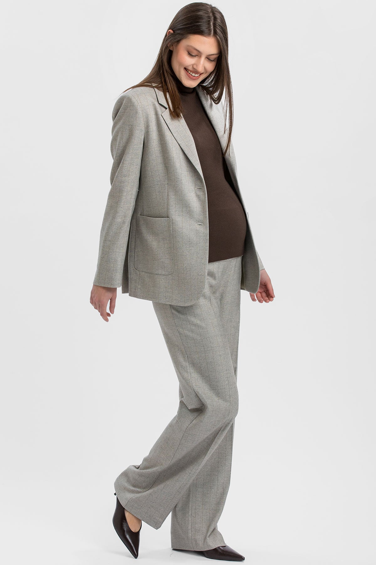 Completo premaman grigio chiaro con giacca e pantaloni.