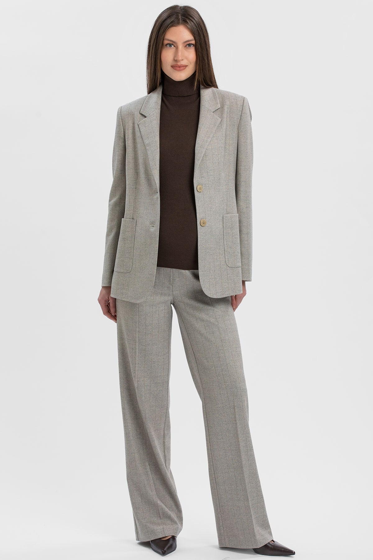 Light grey maternity suit with blazer and wide-leg trousers.