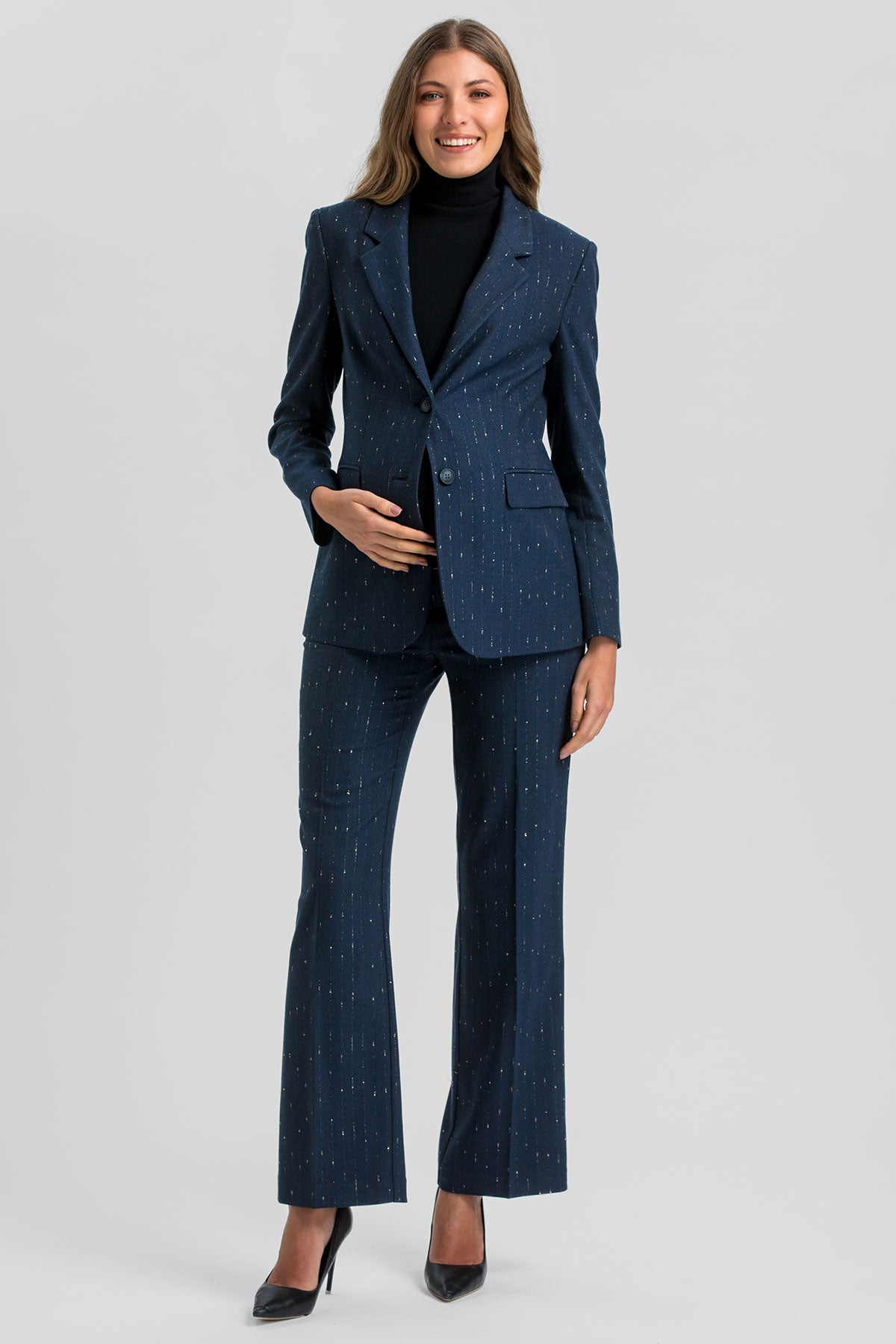 Completo premaman blu con giacca e pantaloni eleganti.