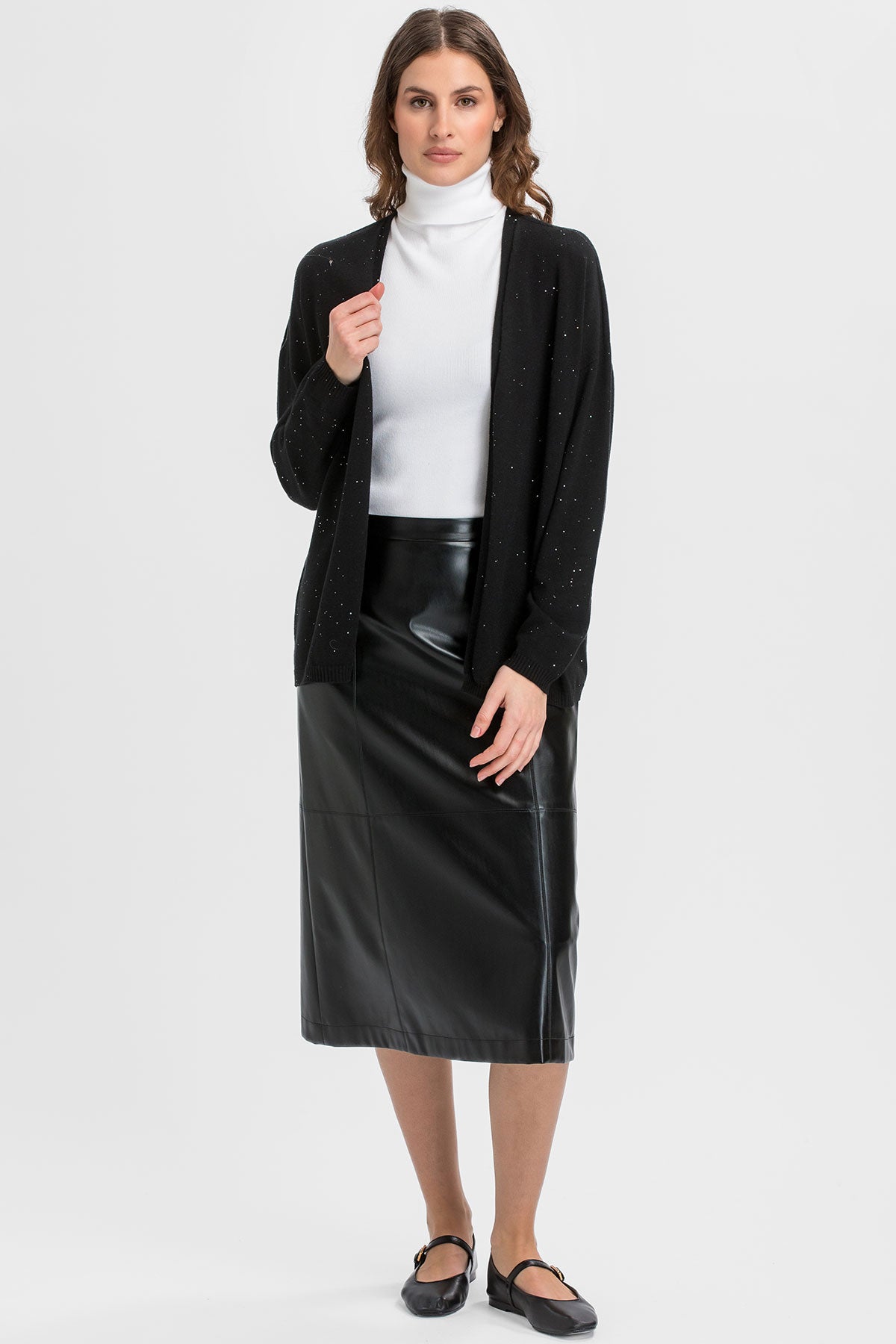Cardigan nero premaman in morbida maglia.  
