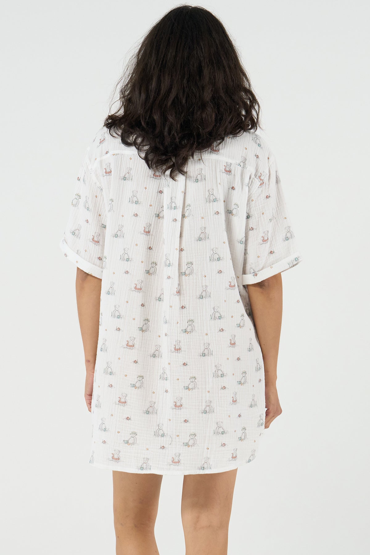 Camicia da notte premaman bianca con fantasia animaletti, vista posteriore.