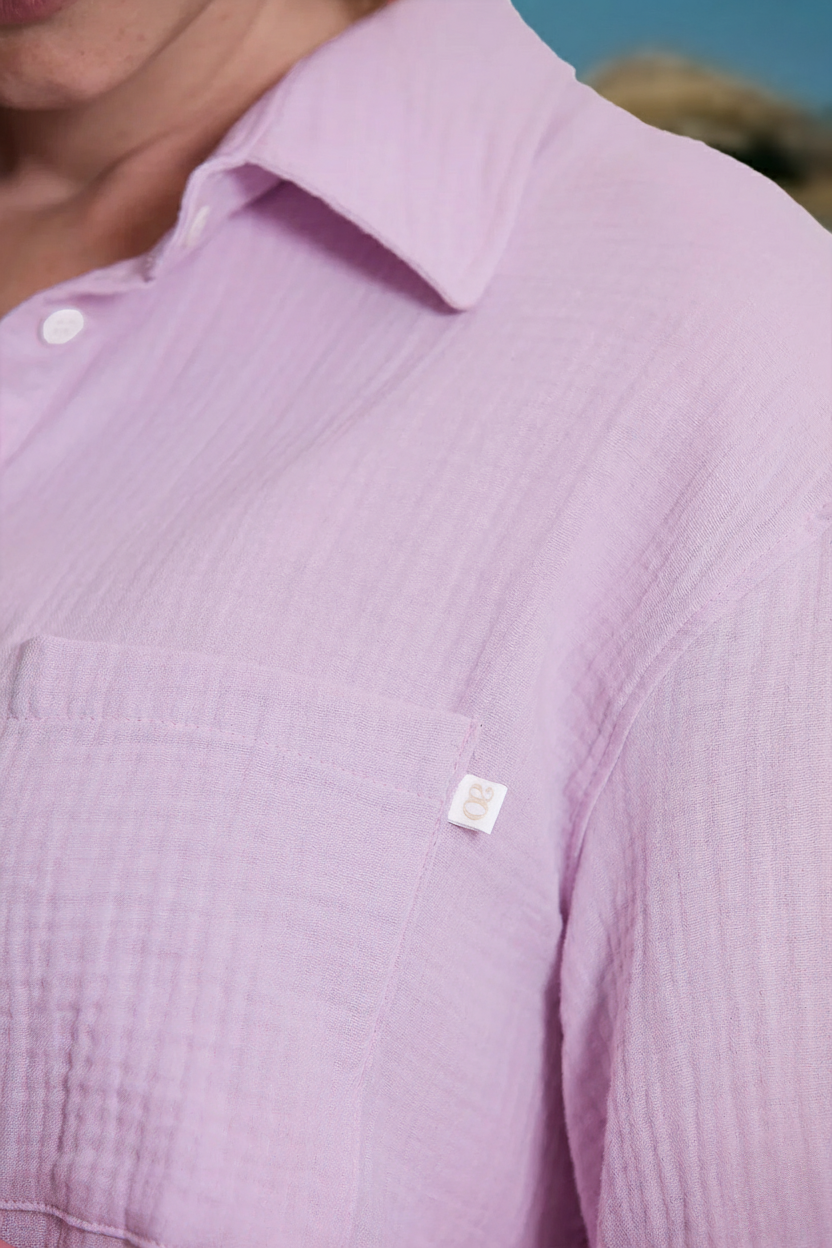 Camicia premaman rosa chiaro in tessuto morbido con taschino e colletto classico.